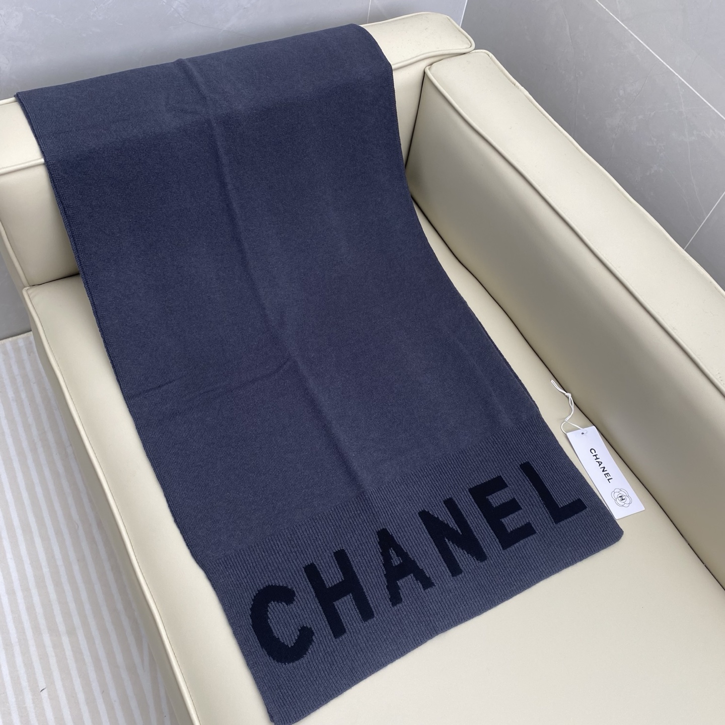 𝑪𝒉 双面纯色标志披肩围巾168*60cm.55%绵羊毛.45%山羊绒一抹纯色，足以定义优雅，香奈儿经典