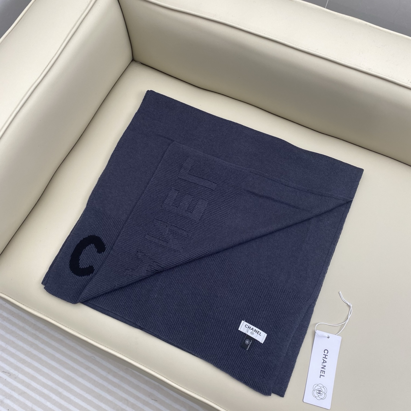 𝑪𝒉 双面纯色标志披肩围巾168*60cm.55%绵羊毛.45%山羊绒一抹纯色，足以定义优雅，香奈儿经典