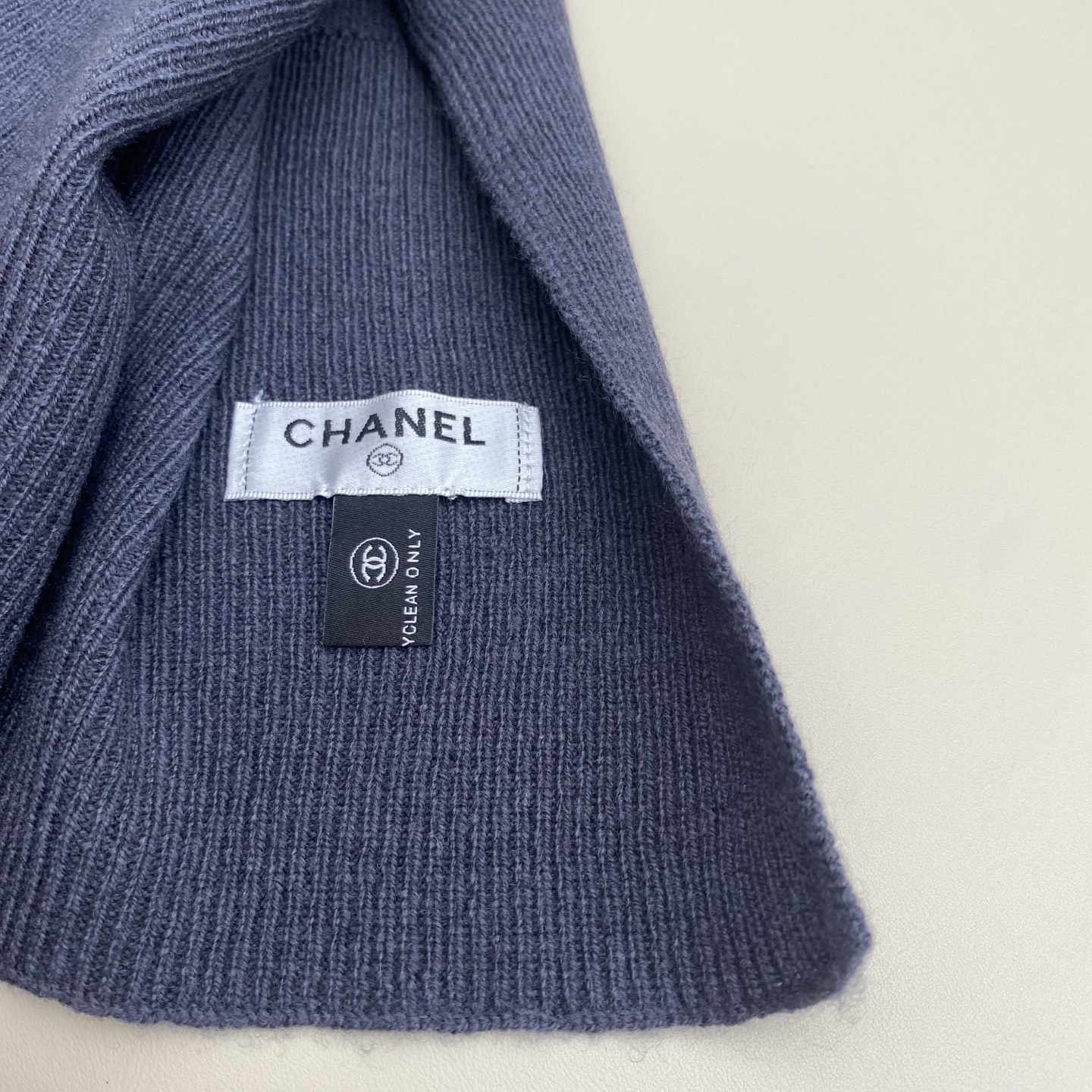 𝑪𝒉 双面纯色标志披肩围巾168*60cm.55%绵羊毛.45%山羊绒一抹纯色，足以定义优雅，香奈儿经典