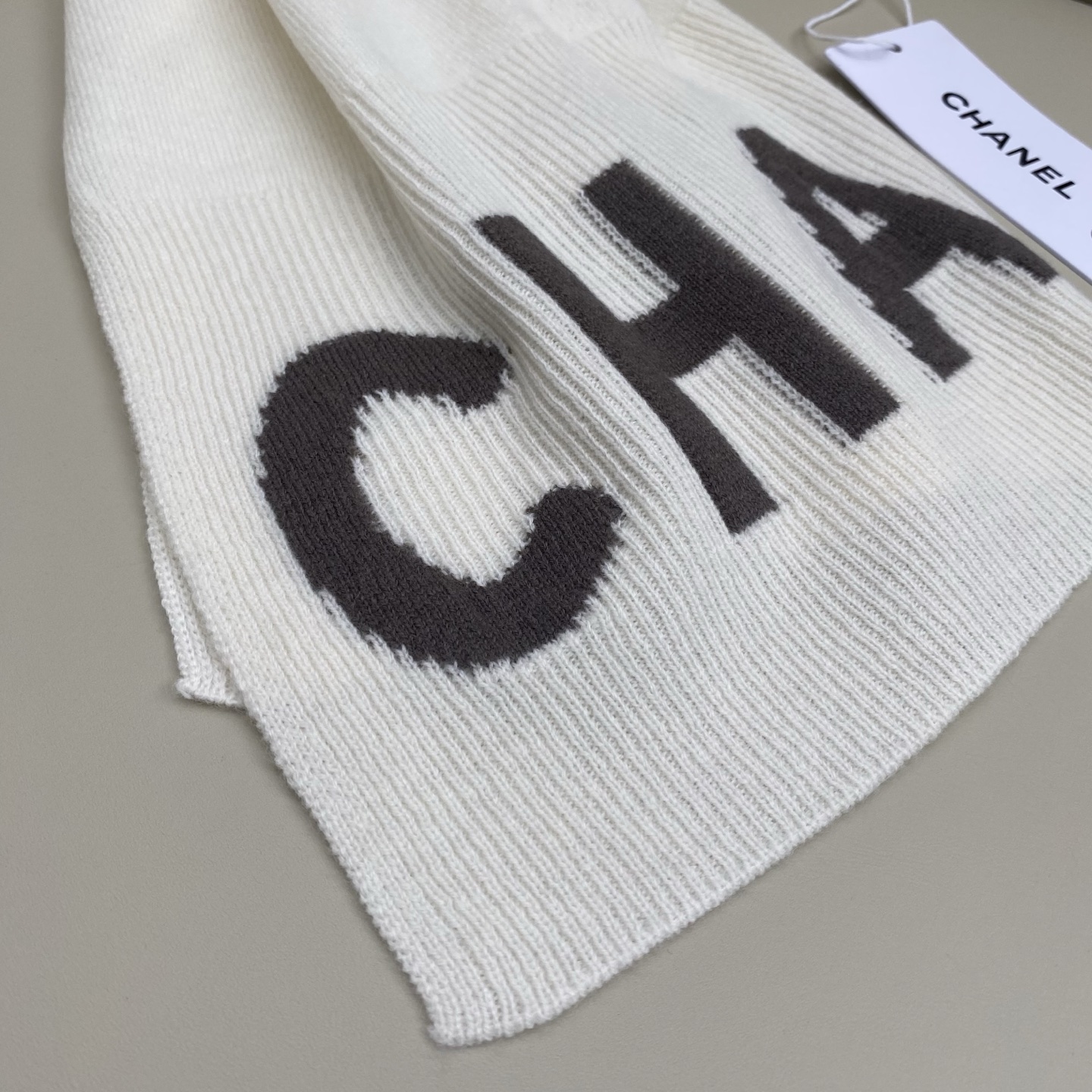 𝑪𝒉 双面纯色标志披肩围巾168*60cm.55%绵羊毛.45%山羊绒一抹纯色，足以定义优雅，香奈儿经典
