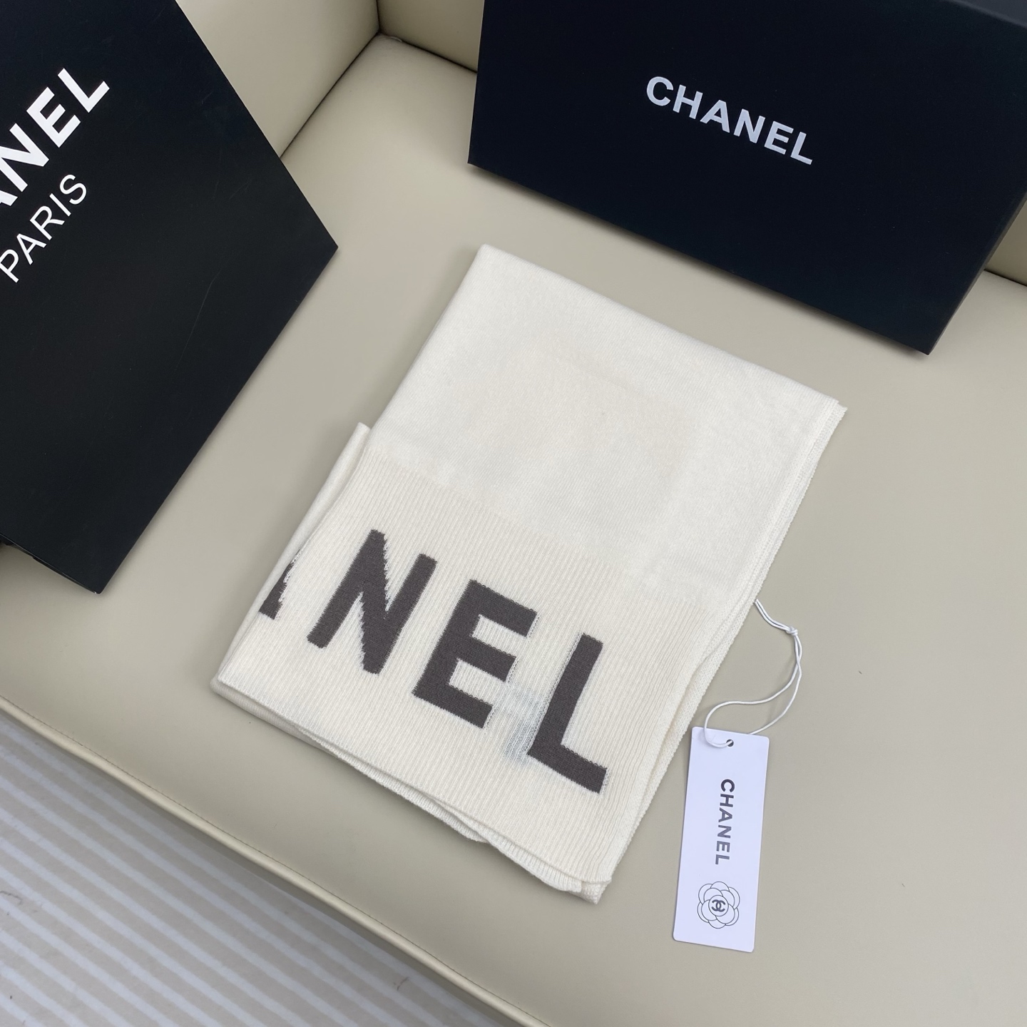𝑪𝒉 双面纯色标志披肩围巾168*60cm.55%绵羊毛.45%山羊绒一抹纯色，足以定义优雅，香奈儿经典