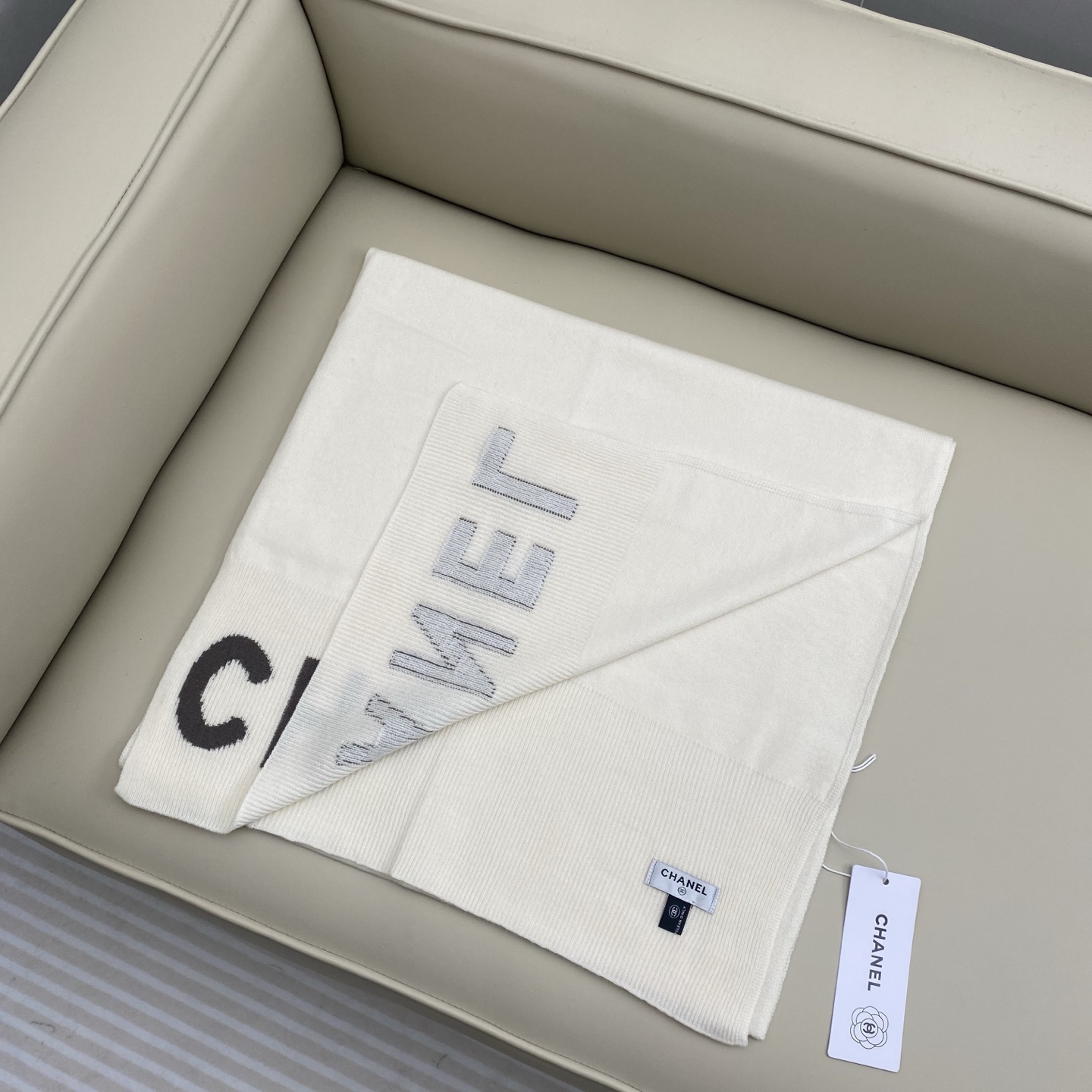 𝑪𝒉 双面纯色标志披肩围巾168*60cm.55%绵羊毛.45%山羊绒一抹纯色，足以定义优雅，香奈儿经典