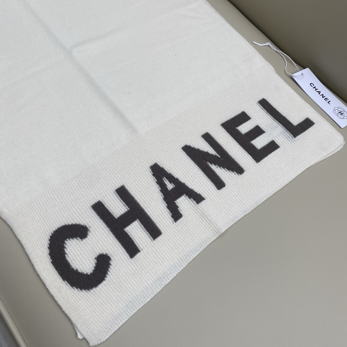 𝑪𝒉 双面纯色标志披肩围巾168*60cm.55%绵羊毛.45%山羊绒一抹纯色，足以定义优雅，香奈儿经典