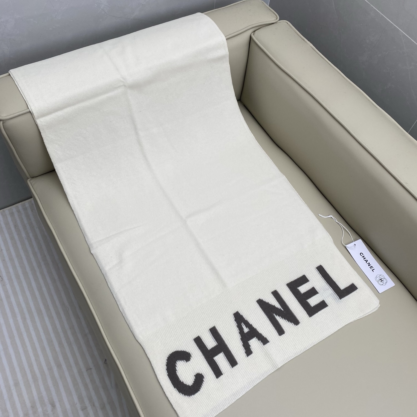 𝑪𝒉 双面纯色标志披肩围巾168*60cm.55%绵羊毛.45%山羊绒一抹纯色，足以定义优雅，香奈儿经典