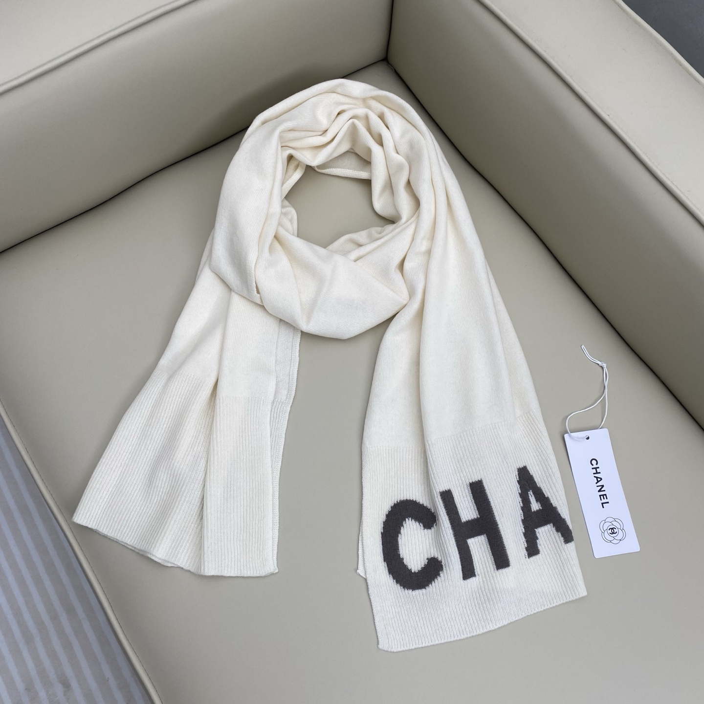 𝑪𝒉 双面纯色标志披肩围巾168*60cm.55%绵羊毛.45%山羊绒一抹纯色，足以定义优雅，香奈儿经典