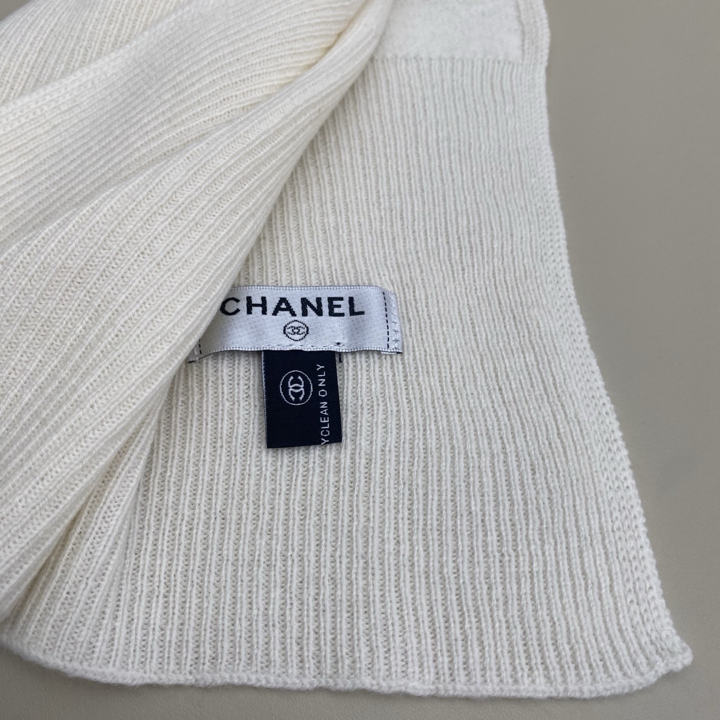 𝑪𝒉 双面纯色标志披肩围巾168*60cm.55%绵羊毛.45%山羊绒一抹纯色，足以定义优雅，香奈儿经典