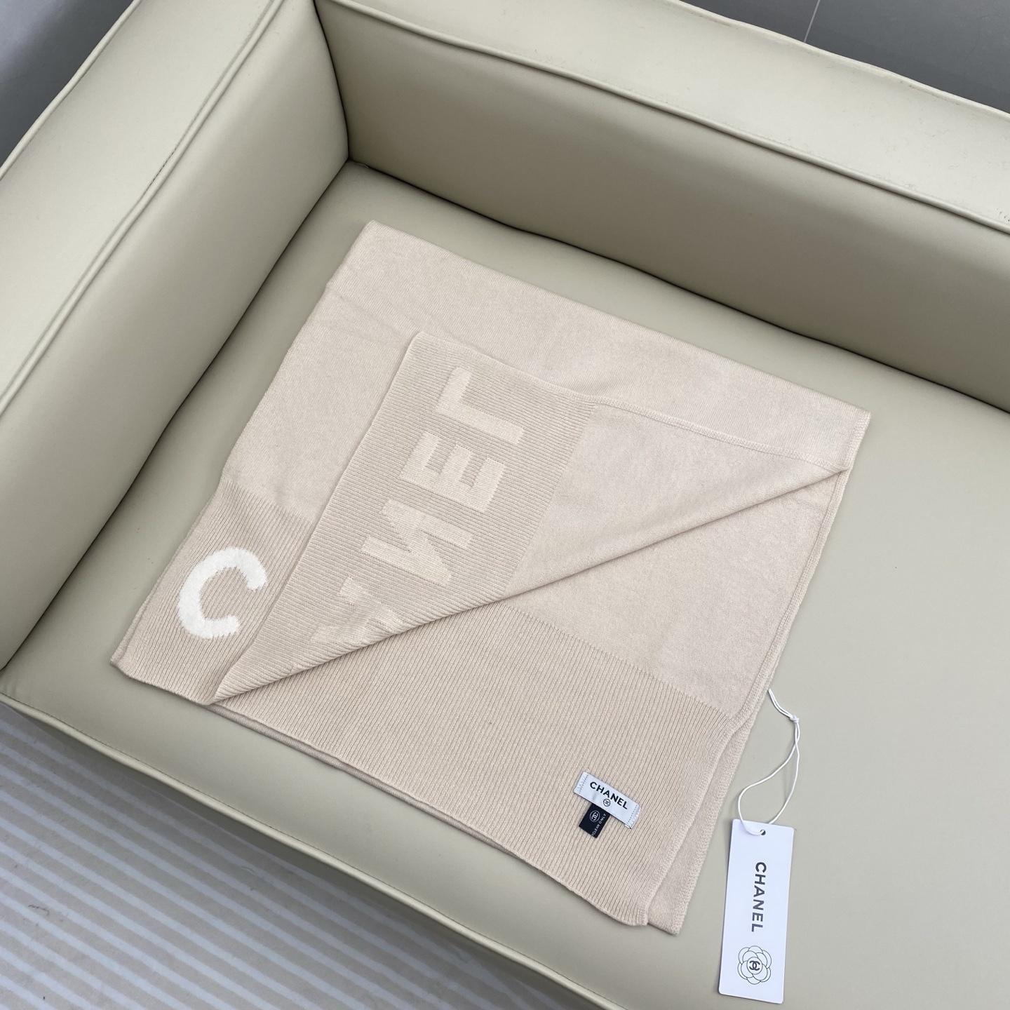 𝑪𝒉 双面纯色标志披肩围巾168*60cm.55%绵羊毛.45%山羊绒一抹纯色，足以定义优雅，香奈儿经典