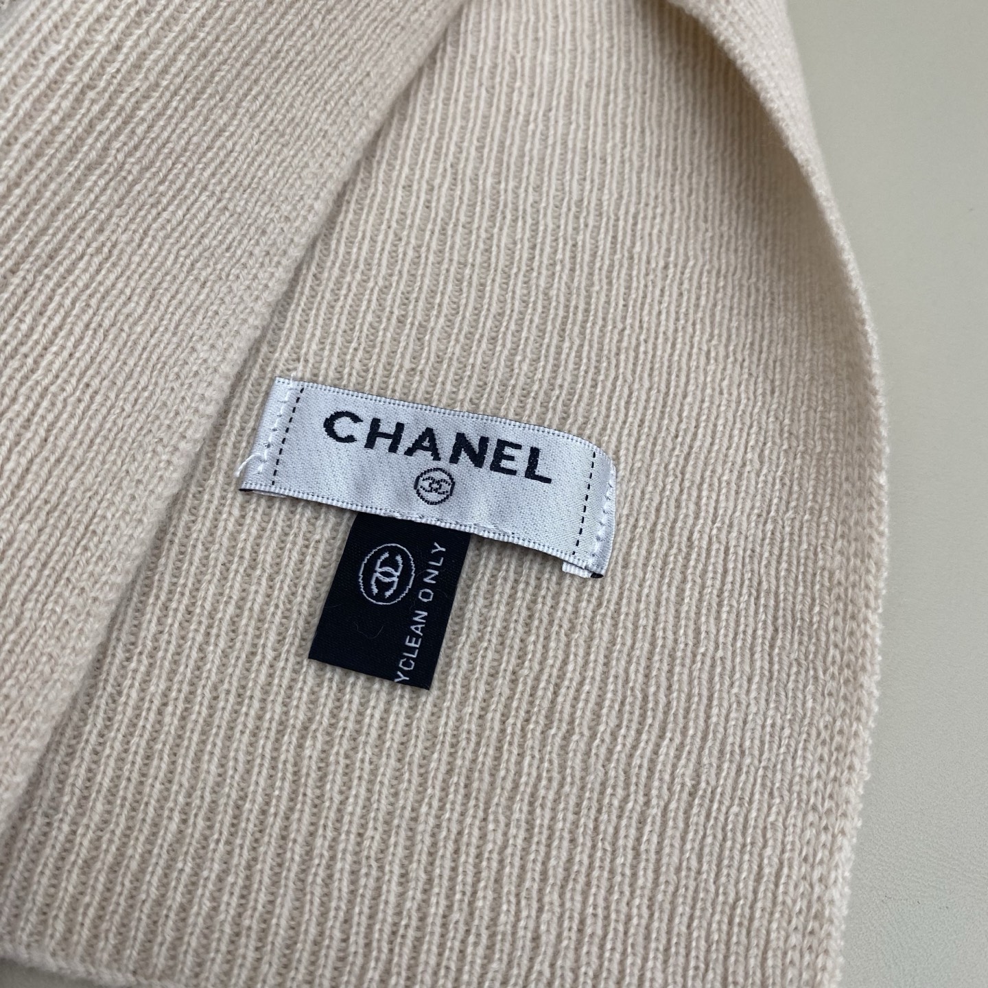 𝑪𝒉 双面纯色标志披肩围巾168*60cm.55%绵羊毛.45%山羊绒一抹纯色，足以定义优雅，香奈儿经典