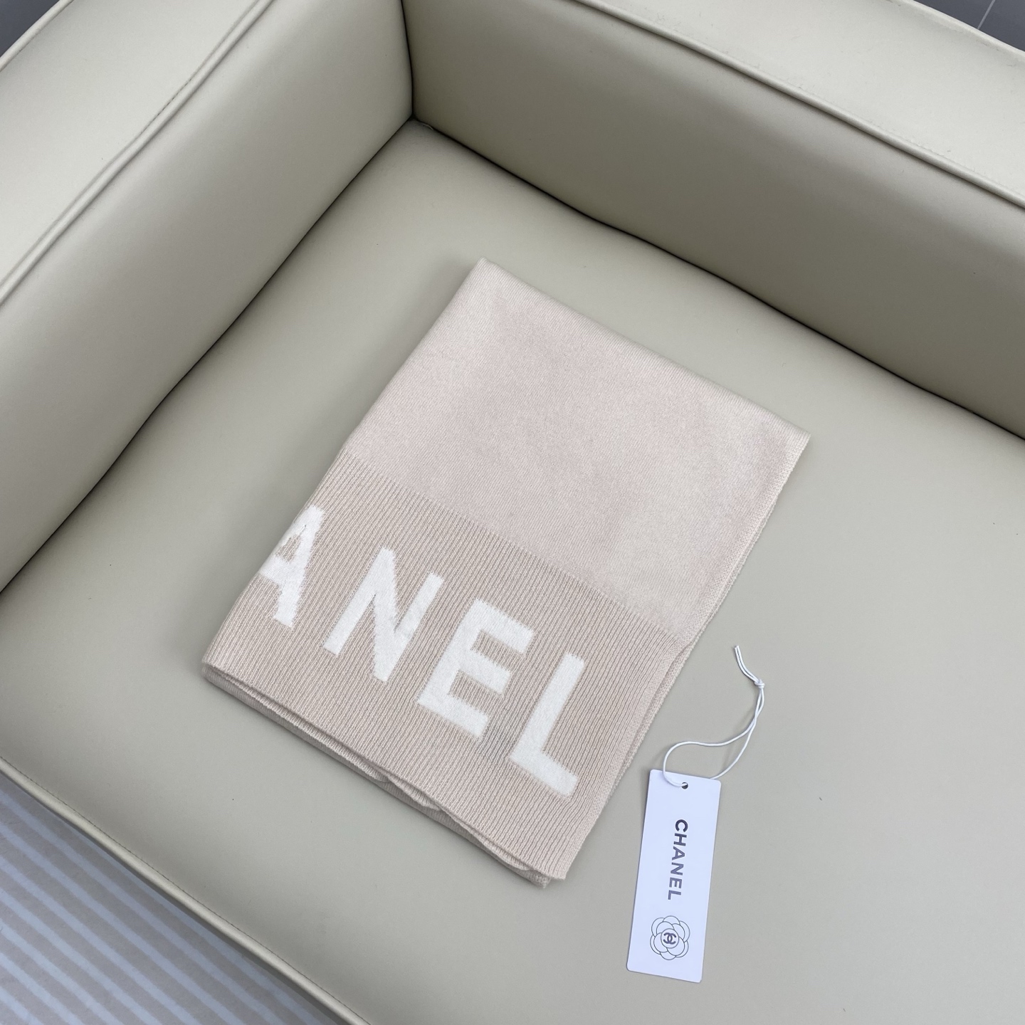 𝑪𝒉 双面纯色标志披肩围巾168*60cm.55%绵羊毛.45%山羊绒一抹纯色，足以定义优雅，香奈儿经典