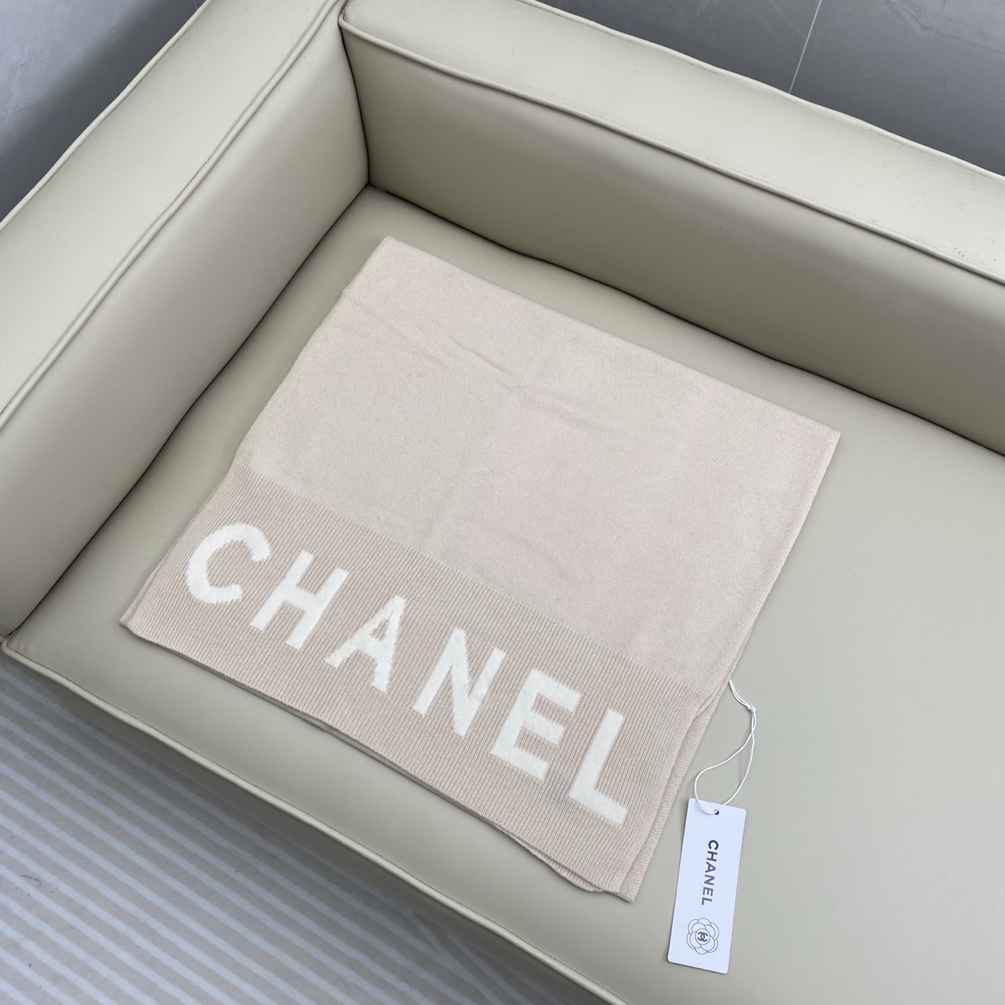 𝑪𝒉 双面纯色标志披肩围巾168*60cm.55%绵羊毛.45%山羊绒一抹纯色，足以定义优雅，香奈儿经典