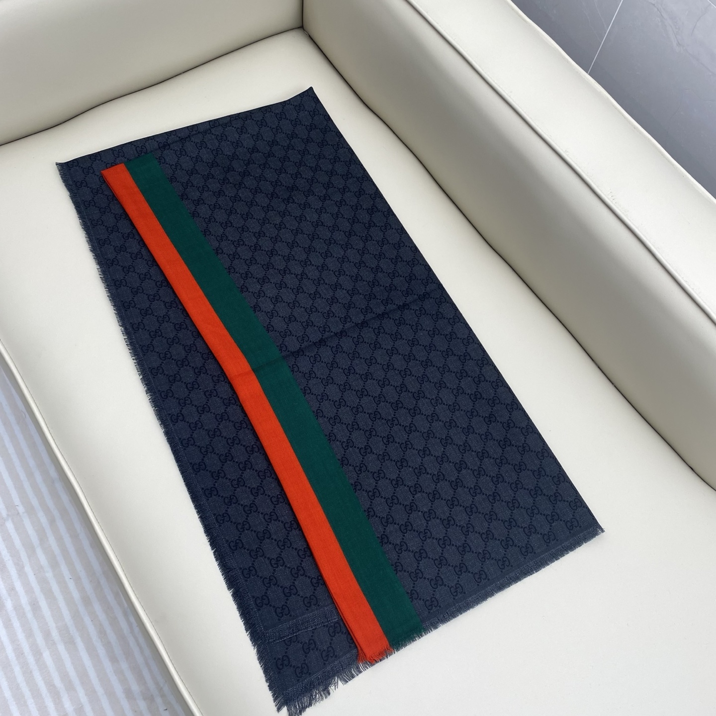 GG 提花拼色斜纹围巾 190*45cm 100%羊毛 这款柔软的提花羊毛围巾正反两面都饰有GG图案，灵