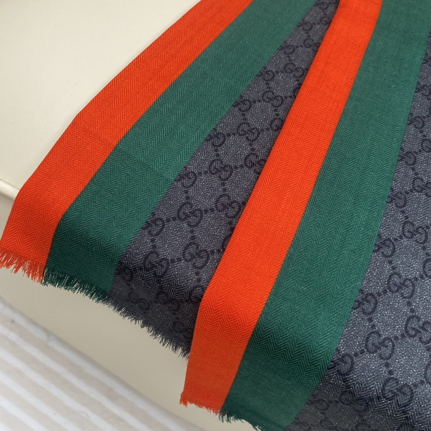GG 提花拼色斜纹围巾 190*45cm 100%羊毛 这款柔软的提花羊毛围巾正反两面都饰有GG图案，灵