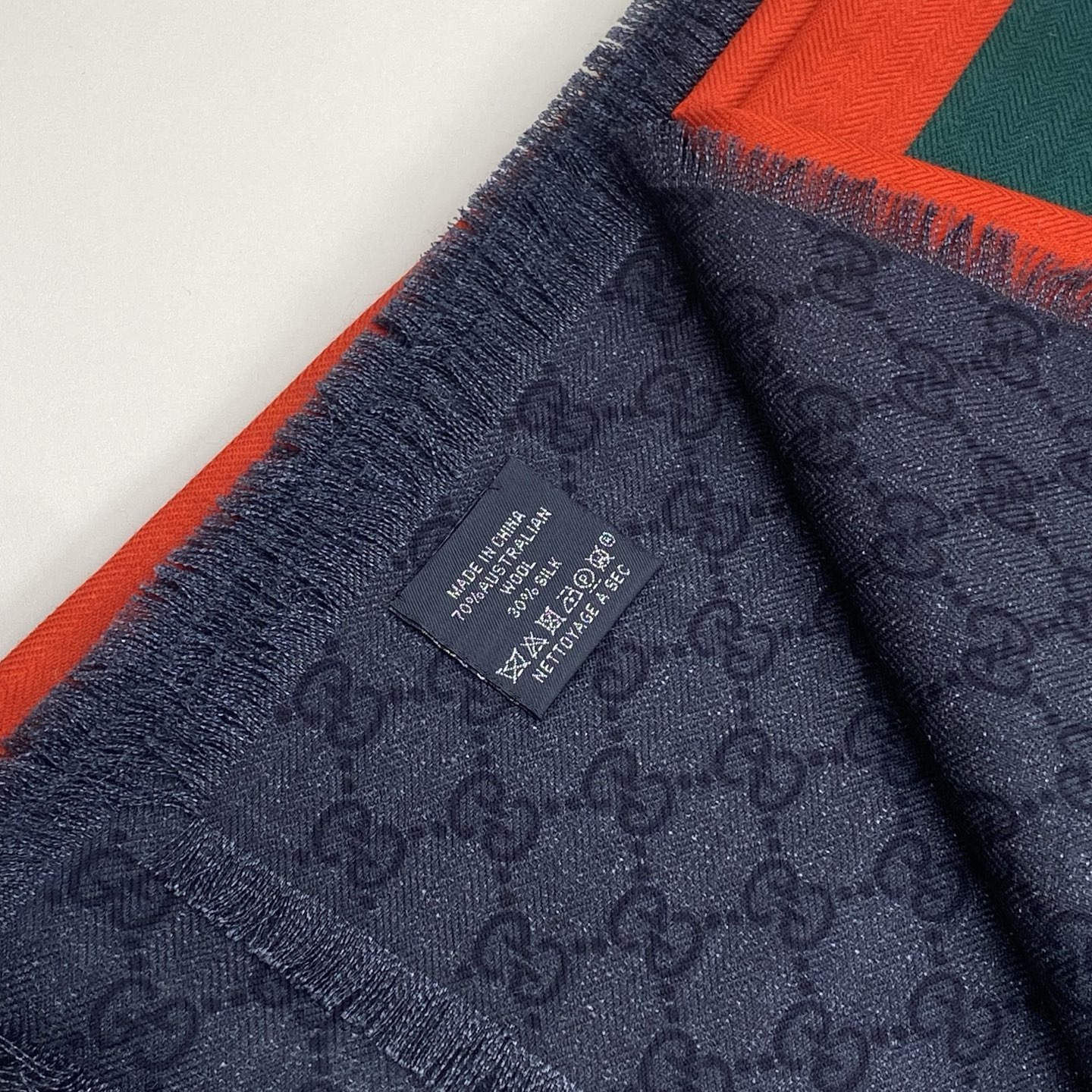 GG 提花拼色斜纹围巾 190*45cm 100%羊毛 这款柔软的提花羊毛围巾正反两面都饰有GG图案，灵