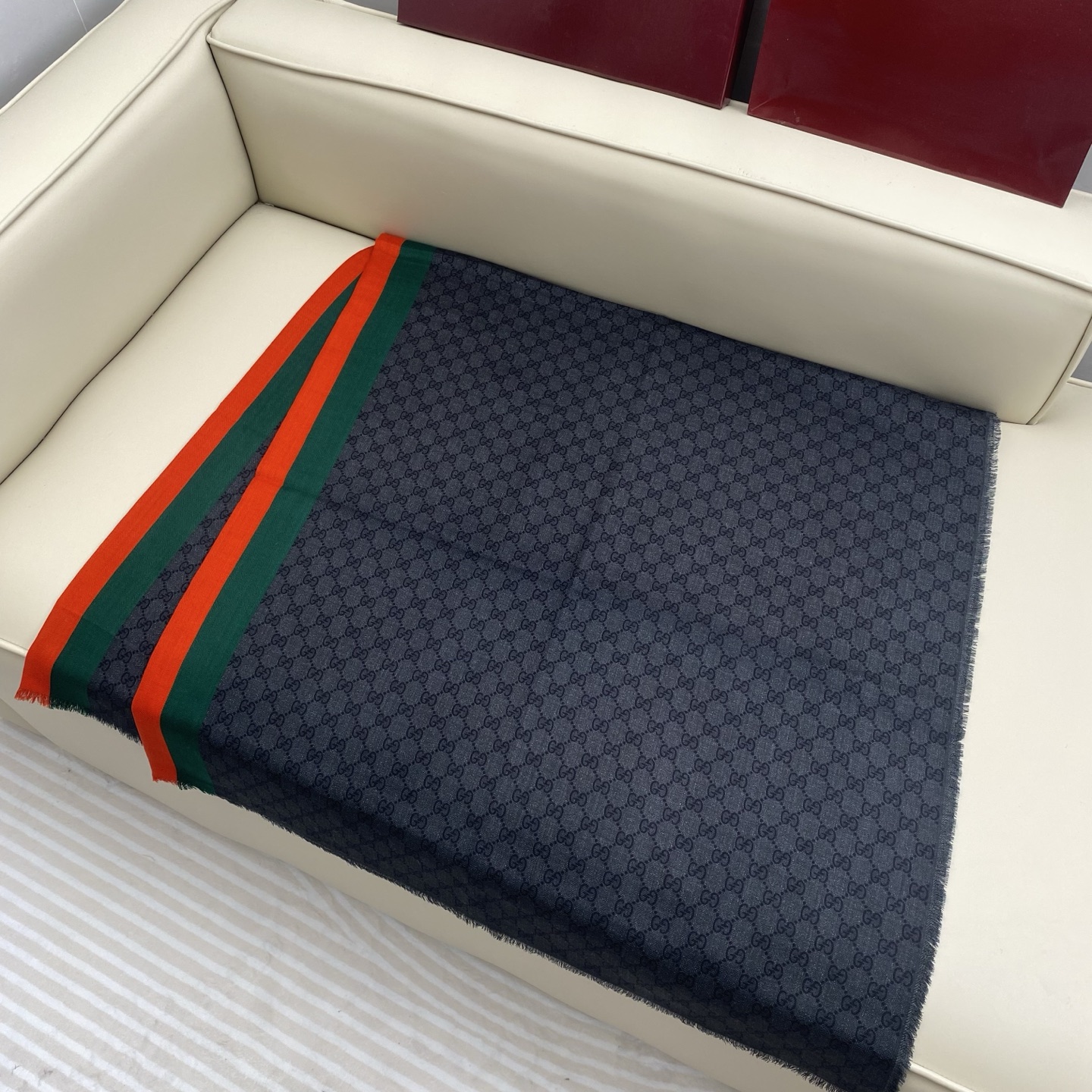 GG 提花拼色斜纹围巾 190*45cm 100%羊毛 这款柔软的提花羊毛围巾正反两面都饰有GG图案，灵