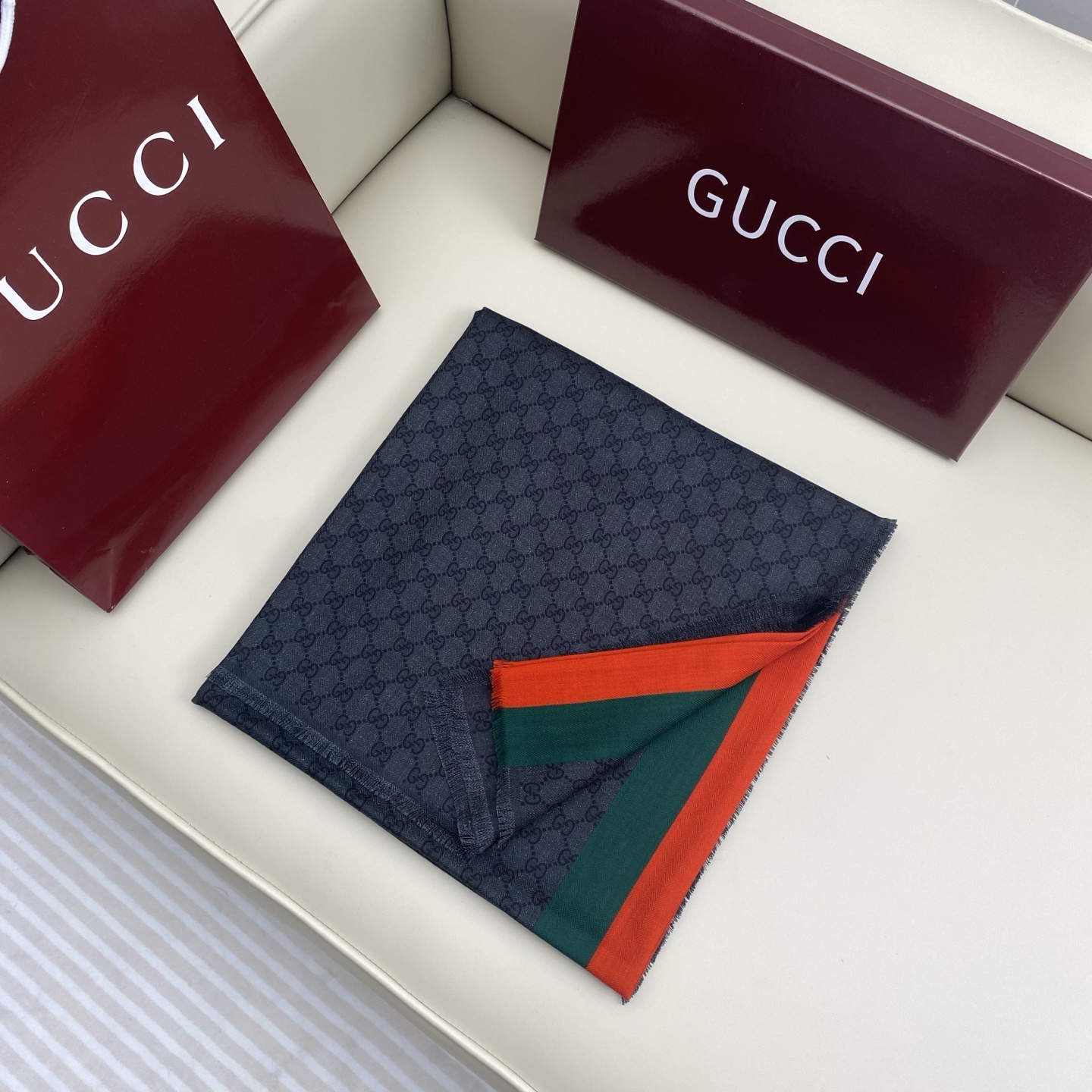 GG 提花拼色斜纹围巾 190*45cm 100%羊毛 这款柔软的提花羊毛围巾正反两面都饰有GG图案，灵