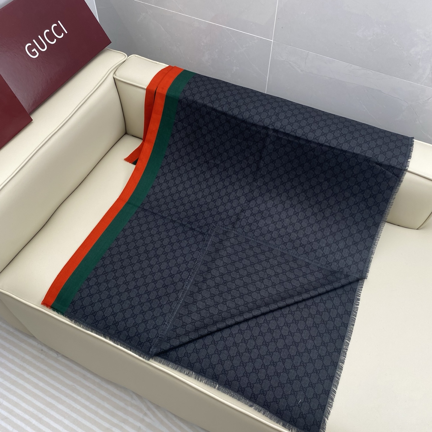 GG 提花拼色斜纹围巾 190*45cm 100%羊毛 这款柔软的提花羊毛围巾正反两面都饰有GG图案，灵