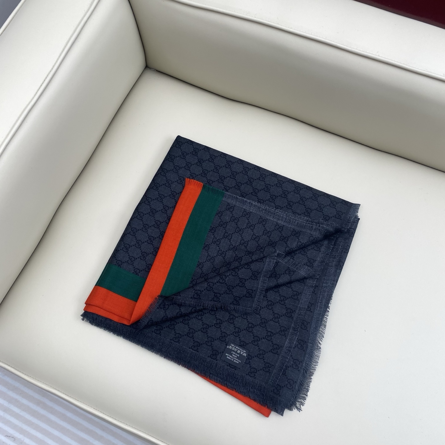 GG 提花拼色斜纹围巾 190*45cm 100%羊毛 这款柔软的提花羊毛围巾正反两面都饰有GG图案，灵