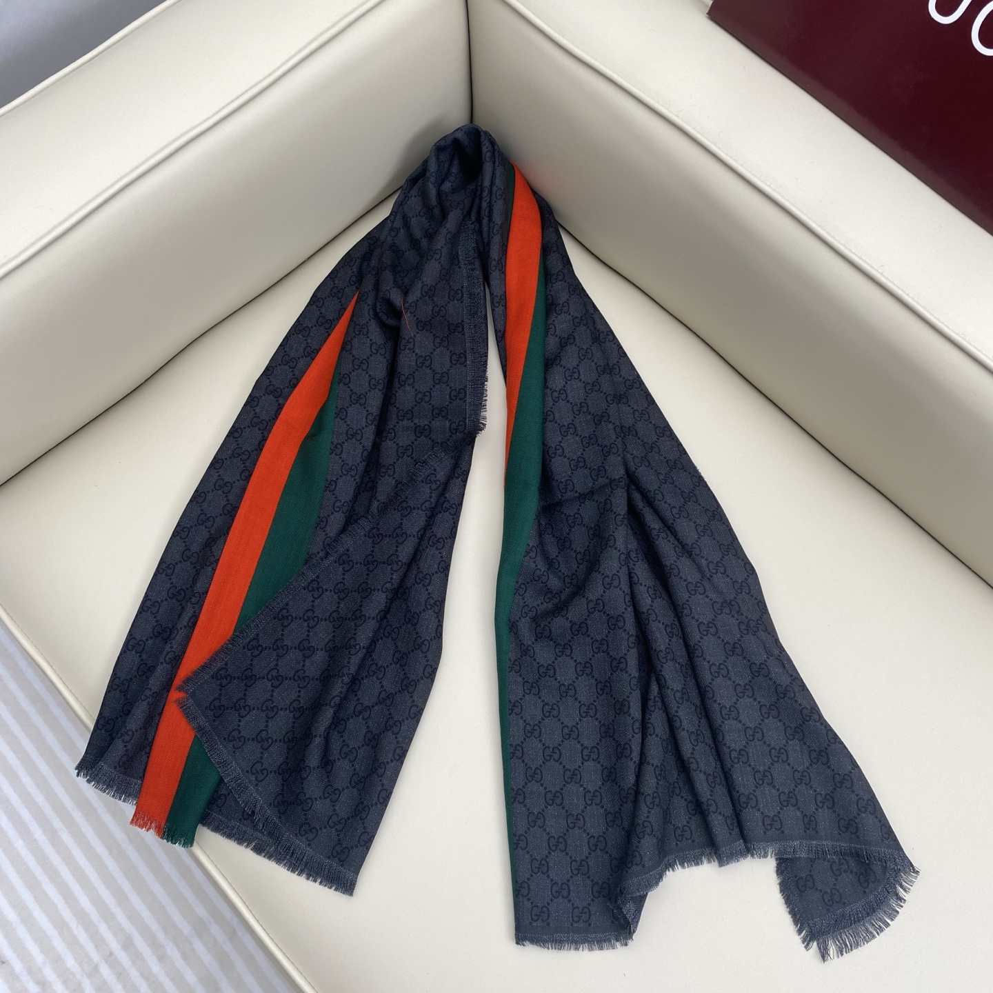 GG 提花拼色斜纹围巾 190*45cm 100%羊毛 这款柔软的提花羊毛围巾正反两面都饰有GG图案，灵