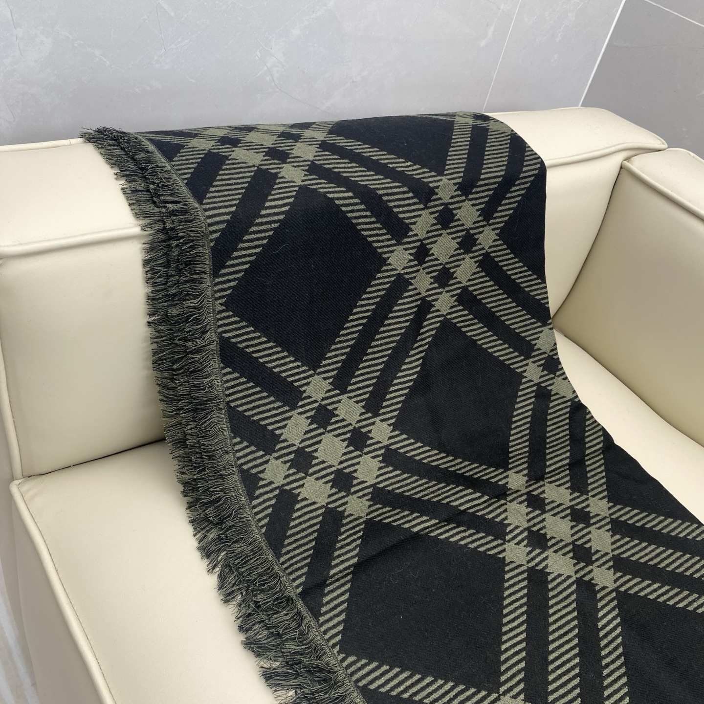 𝐁𝐔𝐑𝐁𝐄𝐑𝐑𝐘 张婧怡同款【宽版格纹混纺围巾】宽版格纹简单大气,非常百搭!两面深浅对比色,对应日常不同