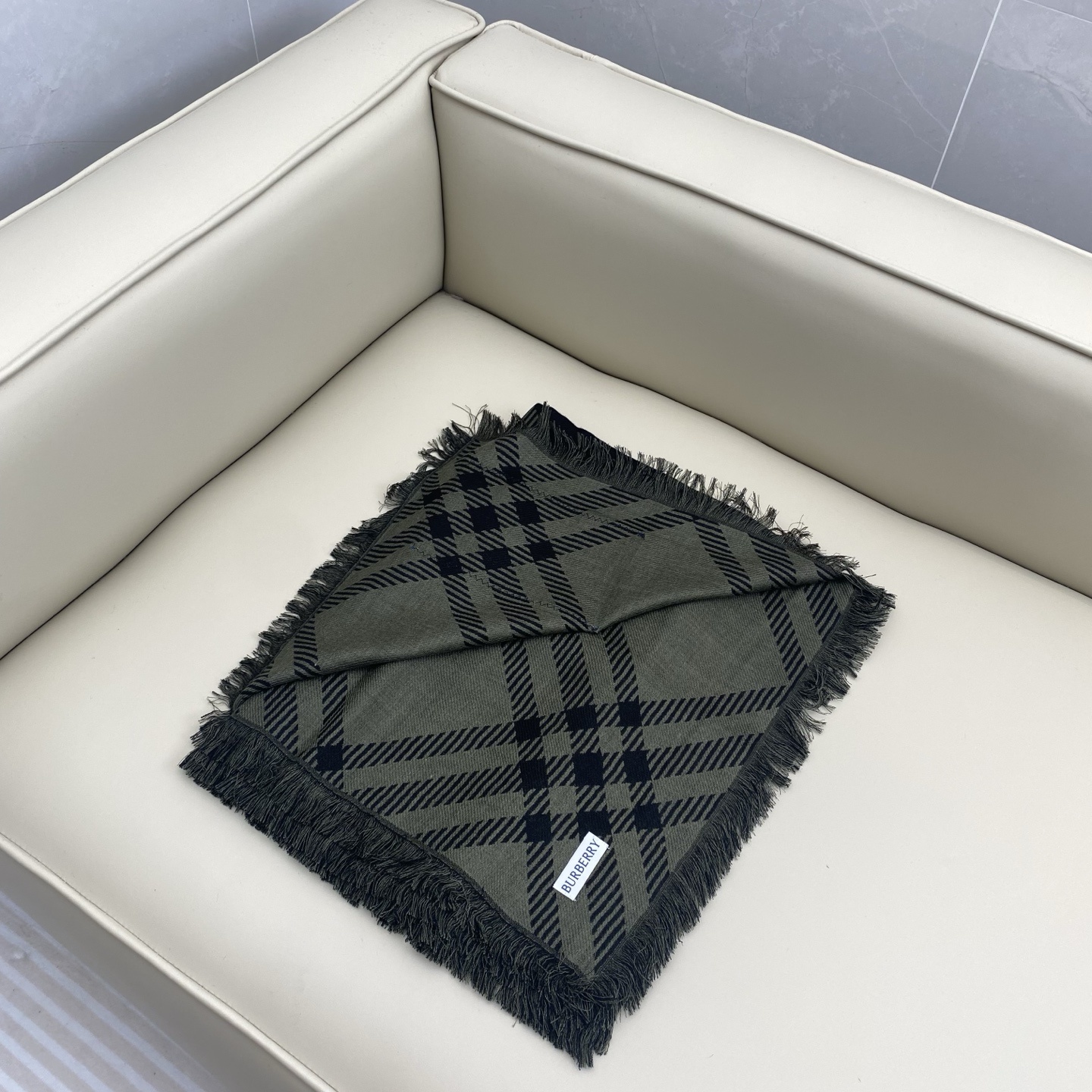 𝐁𝐔𝐑𝐁𝐄𝐑𝐑𝐘 张婧怡同款【宽版格纹混纺围巾】宽版格纹简单大气,非常百搭!两面深浅对比色,对应日常不同