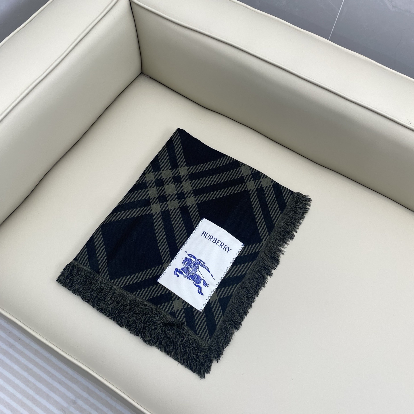 𝐁𝐔𝐑𝐁𝐄𝐑𝐑𝐘 张婧怡同款【宽版格纹混纺围巾】宽版格纹简单大气,非常百搭!两面深浅对比色,对应日常不同