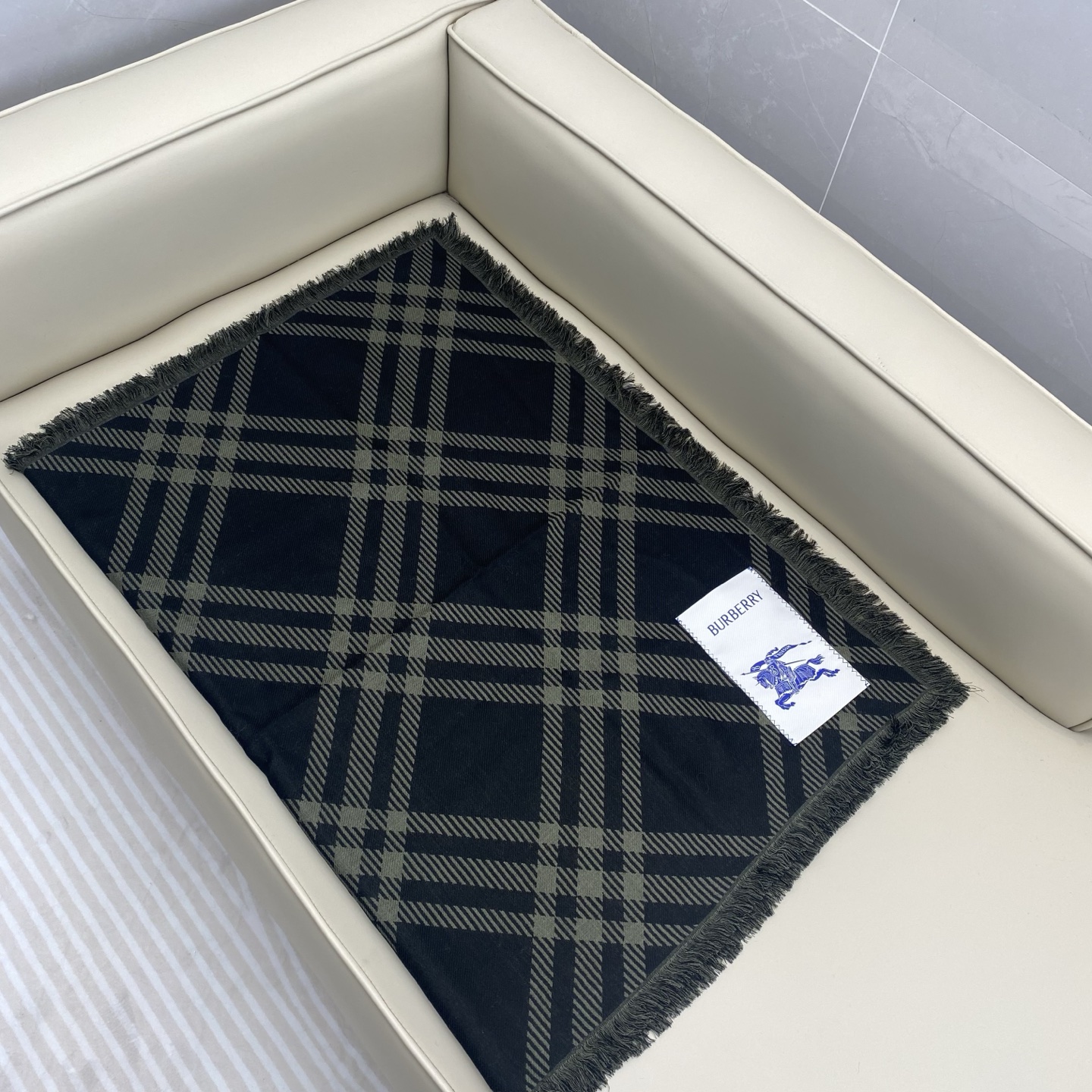 𝐁𝐔𝐑𝐁𝐄𝐑𝐑𝐘 张婧怡同款【宽版格纹混纺围巾】宽版格纹简单大气,非常百搭!两面深浅对比色,对应日常不同