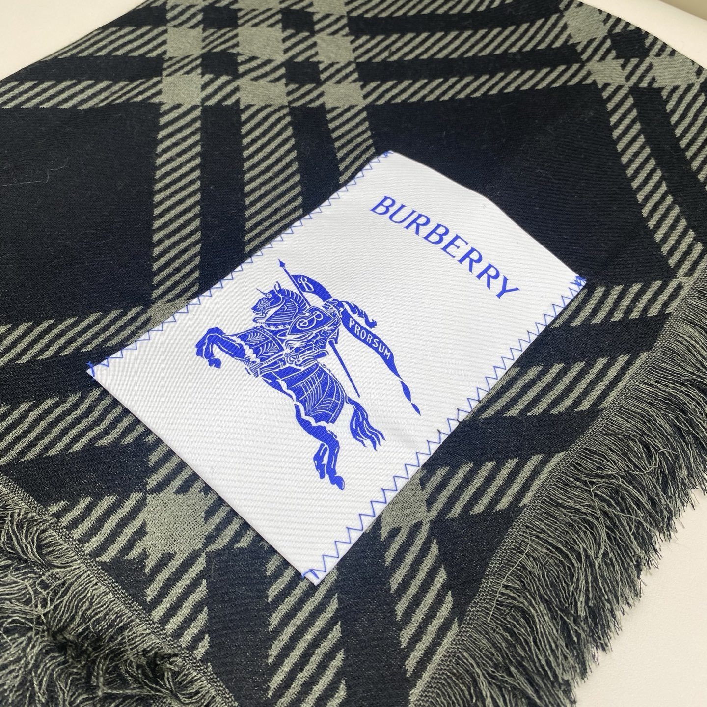 𝐁𝐔𝐑𝐁𝐄𝐑𝐑𝐘 张婧怡同款【宽版格纹混纺围巾】宽版格纹简单大气,非常百搭!两面深浅对比色,对应日常不同