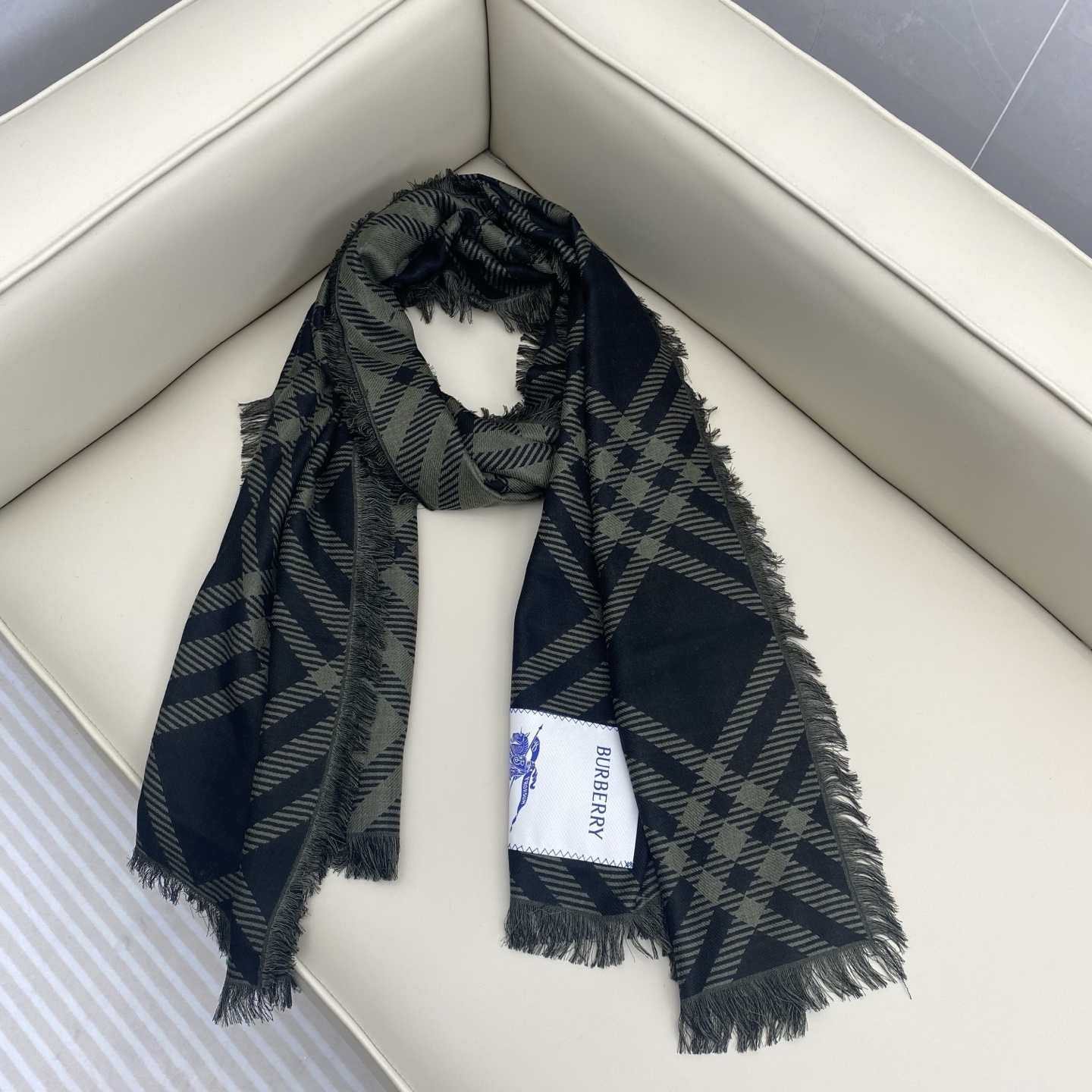 𝐁𝐔𝐑𝐁𝐄𝐑𝐑𝐘 张婧怡同款【宽版格纹混纺围巾】宽版格纹简单大气,非常百搭!两面深浅对比色,对应日常不同