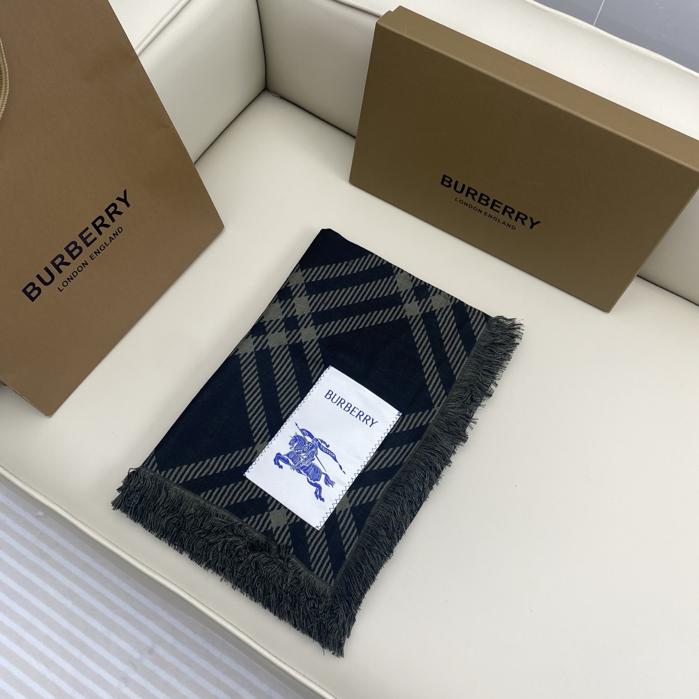 𝐁𝐔𝐑𝐁𝐄𝐑𝐑𝐘 张婧怡同款【宽版格纹混纺围巾】宽版格纹简单大气，非常百搭！两面深浅对比色，对应日常不同