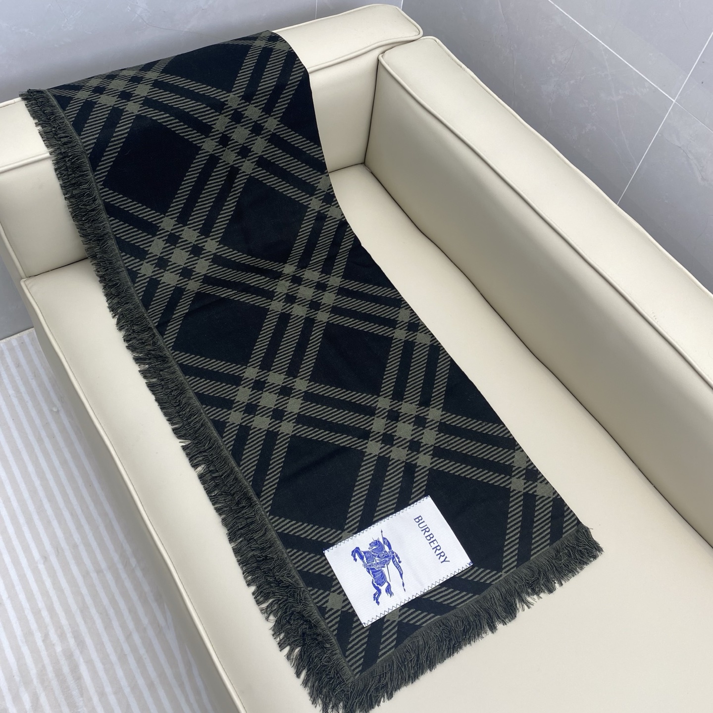 𝐁𝐔𝐑𝐁𝐄𝐑𝐑𝐘 张婧怡同款【宽版格纹混纺围巾】宽版格纹简单大气,非常百搭!两面深浅对比色,对应日常不同