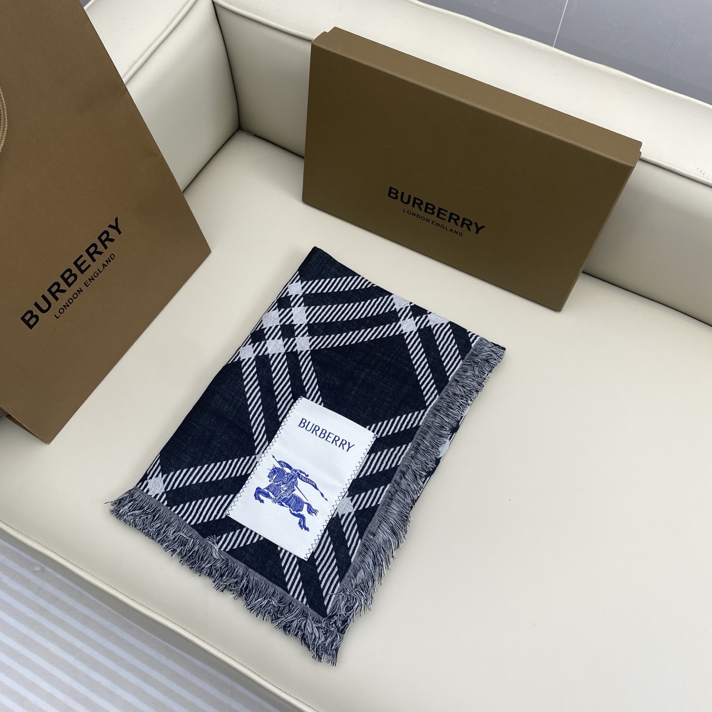 𝐁𝐔𝐑𝐁𝐄𝐑𝐑𝐘 张婧怡同款【宽版格纹混纺围巾】宽版格纹简单大气，非常百搭！两面深浅对比色，对应日常不同