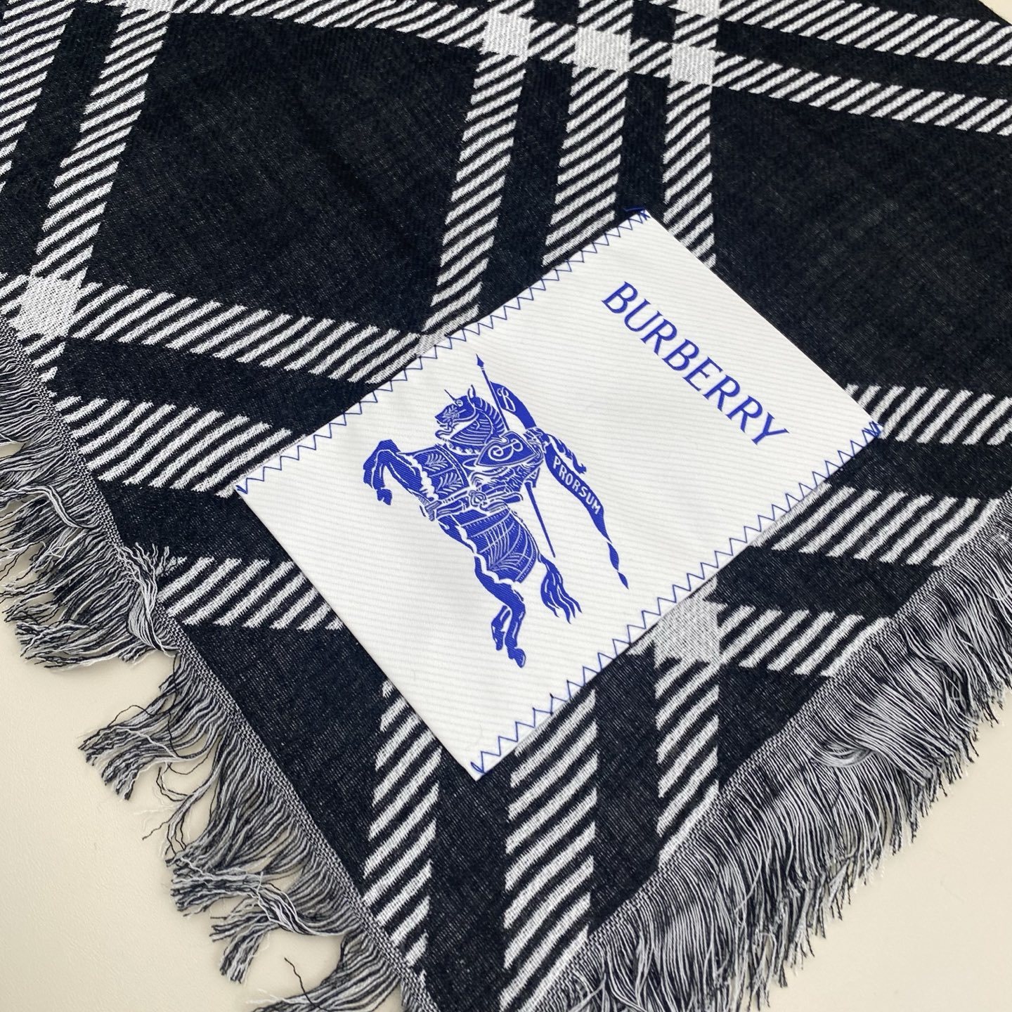 𝐁𝐔𝐑𝐁𝐄𝐑𝐑𝐘 张婧怡同款【宽版格纹混纺围巾】宽版格纹简单大气,非常百搭!两面深浅对比色,对应日常不同