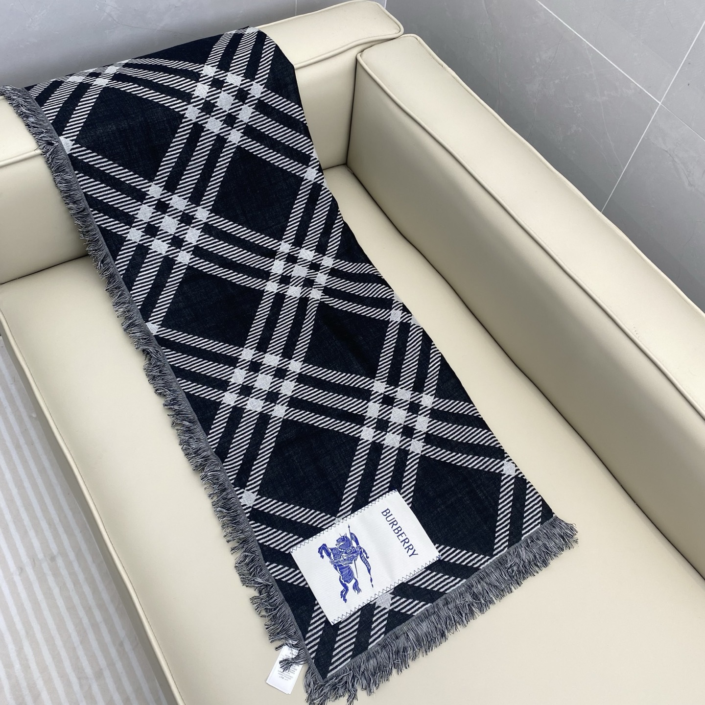 𝐁𝐔𝐑𝐁𝐄𝐑𝐑𝐘 张婧怡同款【宽版格纹混纺围巾】宽版格纹简单大气,非常百搭!两面深浅对比色,对应日常不同