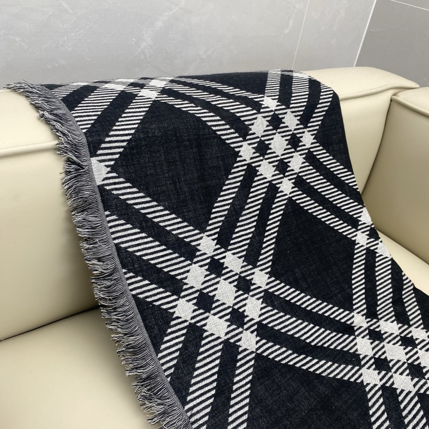 𝐁𝐔𝐑𝐁𝐄𝐑𝐑𝐘 张婧怡同款【宽版格纹混纺围巾】宽版格纹简单大气,非常百搭!两面深浅对比色,对应日常不同