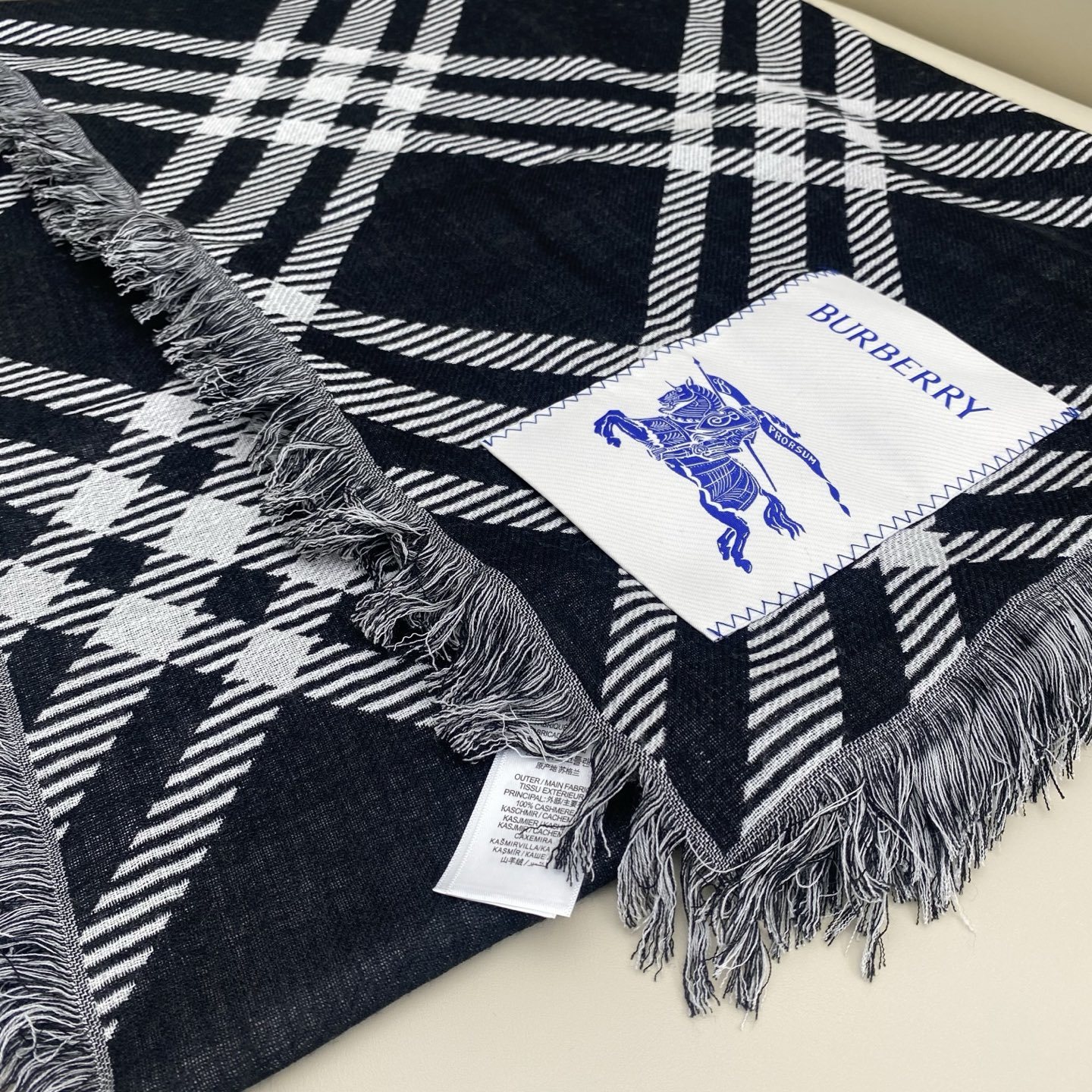 𝐁𝐔𝐑𝐁𝐄𝐑𝐑𝐘 张婧怡同款【宽版格纹混纺围巾】宽版格纹简单大气,非常百搭!两面深浅对比色,对应日常不同