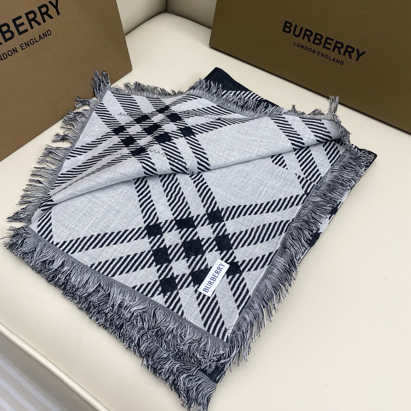 𝐁𝐔𝐑𝐁𝐄𝐑𝐑𝐘 张婧怡同款【宽版格纹混纺围巾】宽版格纹简单大气,非常百搭!两面深浅对比色,对应日常不同