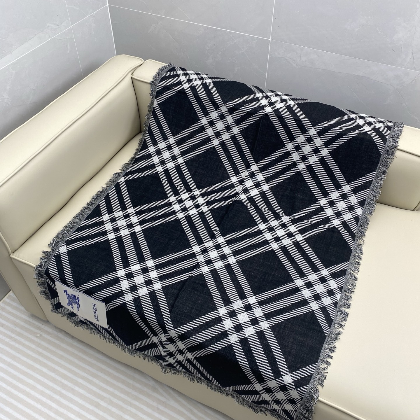 𝐁𝐔𝐑𝐁𝐄𝐑𝐑𝐘 张婧怡同款【宽版格纹混纺围巾】宽版格纹简单大气,非常百搭!两面深浅对比色,对应日常不同