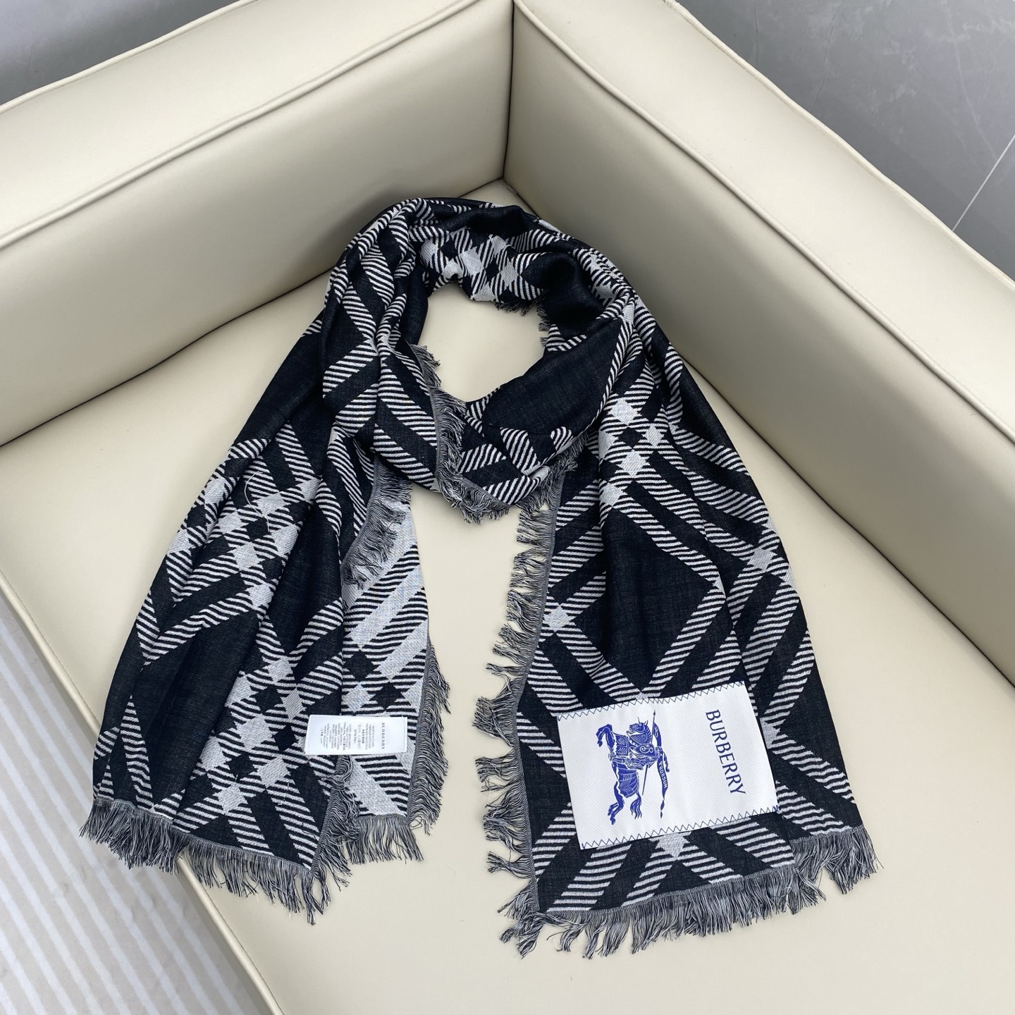 𝐁𝐔𝐑𝐁𝐄𝐑𝐑𝐘 张婧怡同款【宽版格纹混纺围巾】宽版格纹简单大气,非常百搭!两面深浅对比色,对应日常不同