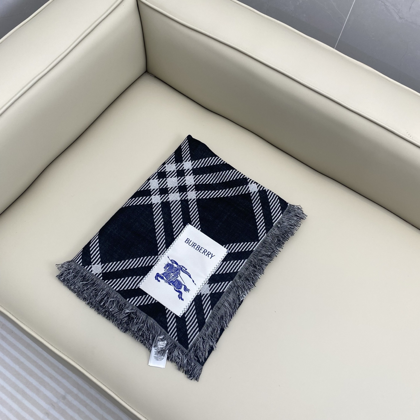 𝐁𝐔𝐑𝐁𝐄𝐑𝐑𝐘 张婧怡同款【宽版格纹混纺围巾】宽版格纹简单大气,非常百搭!两面深浅对比色,对应日常不同