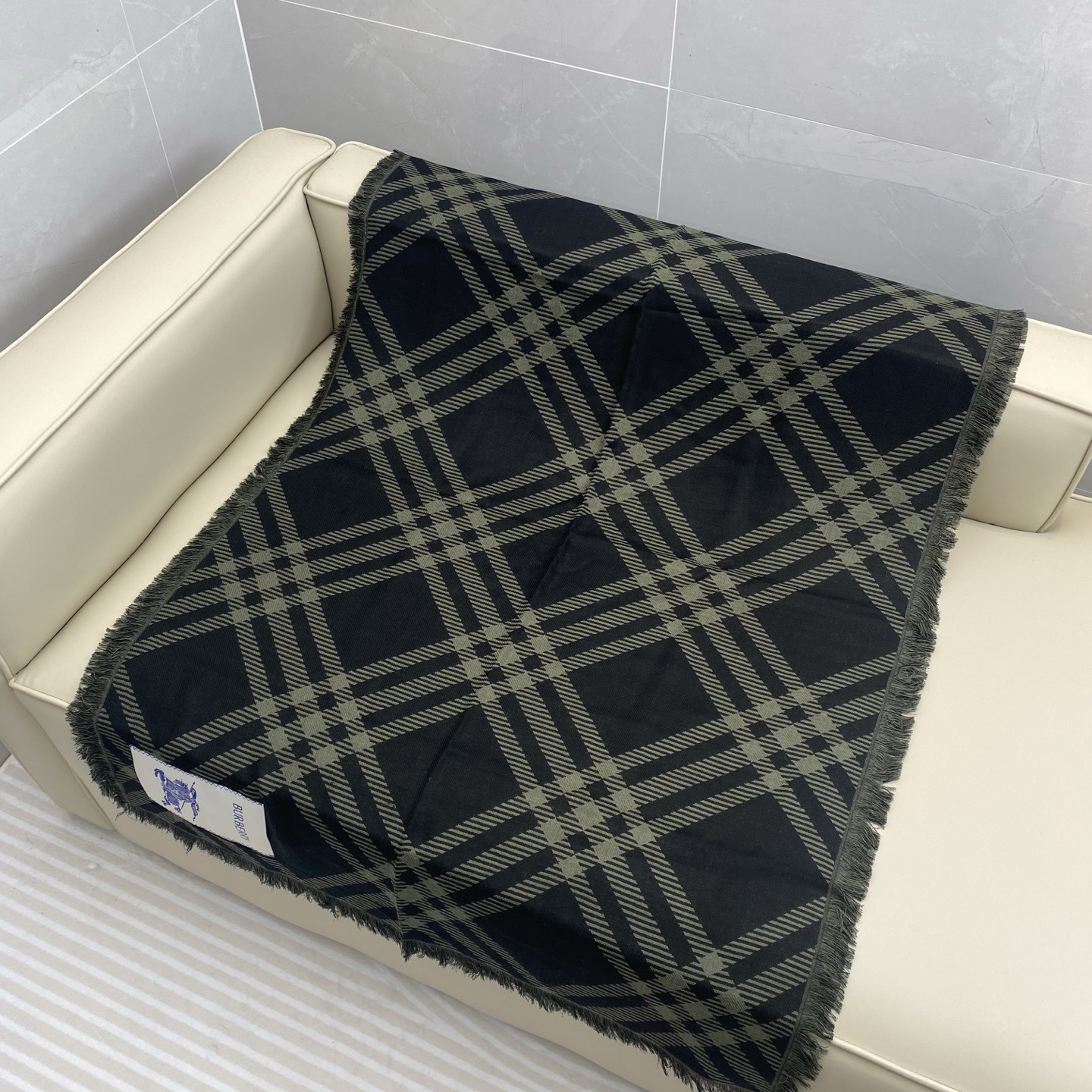 𝐁𝐔𝐑𝐁𝐄𝐑𝐑𝐘 张婧怡同款【宽版格纹混纺围巾】宽版格纹简单大气,非常百搭!两面深浅对比色,对应日常不同