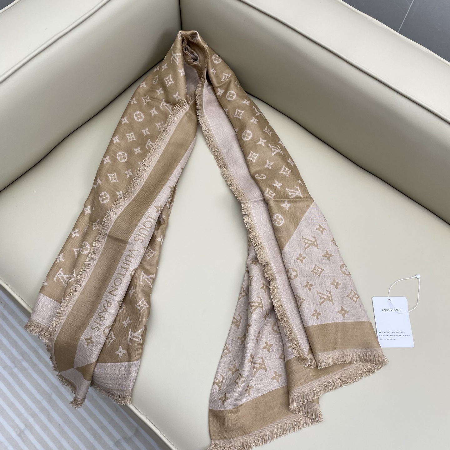 驴牌# Monogram Classic Shine【撞色提花140cm披肩围巾】 采用精湛提花工艺织就