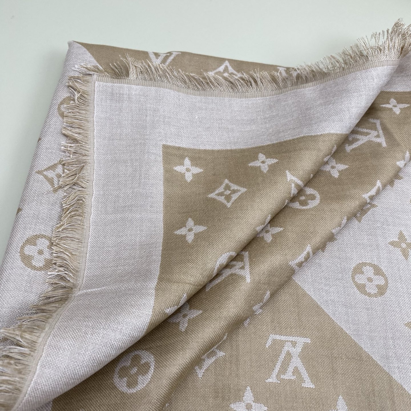 驴牌# Monogram Classic Shine【撞色提花140cm披肩围巾】 采用精湛提花工艺织就