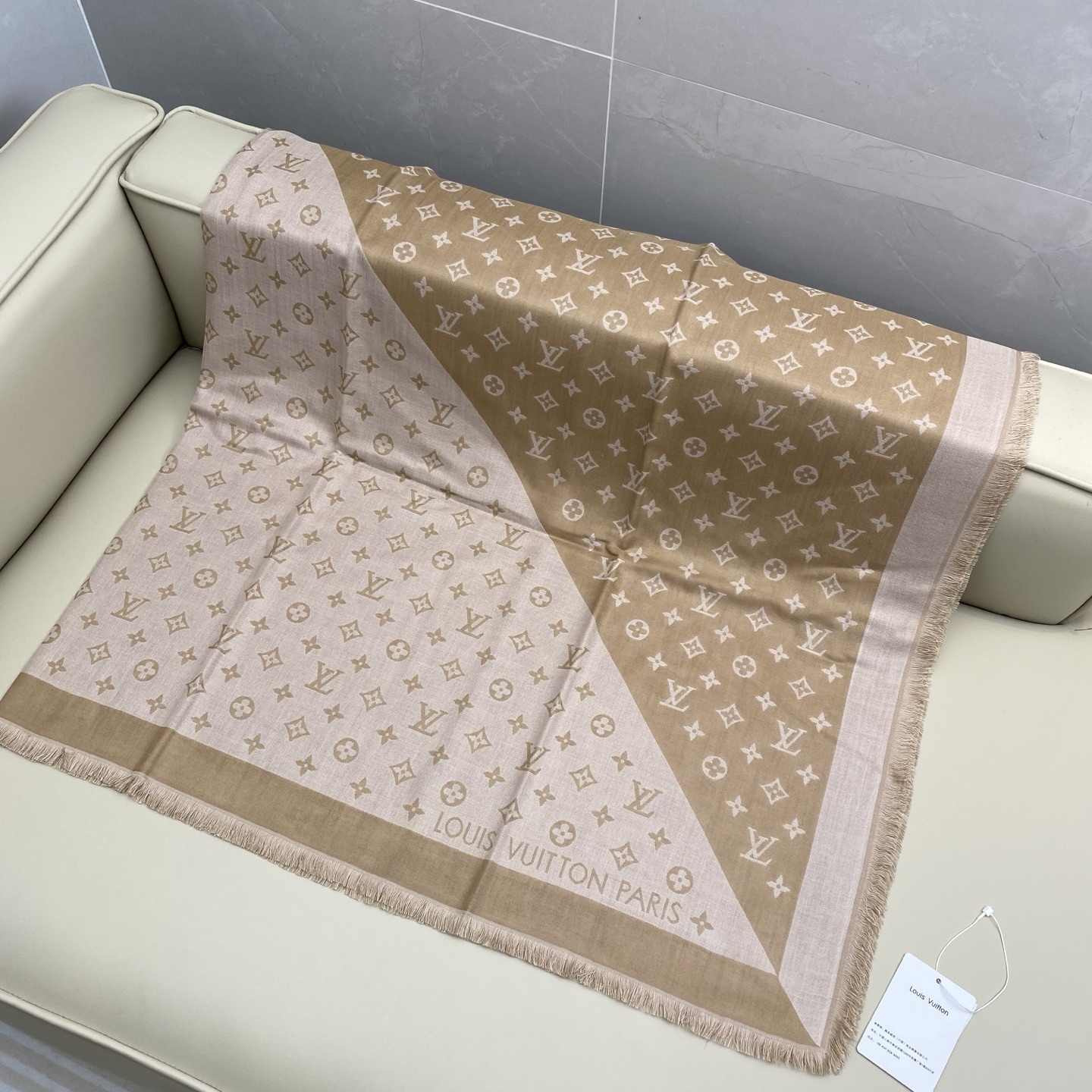 驴牌# Monogram Classic Shine【撞色提花140cm披肩围巾】 采用精湛提花工艺织就