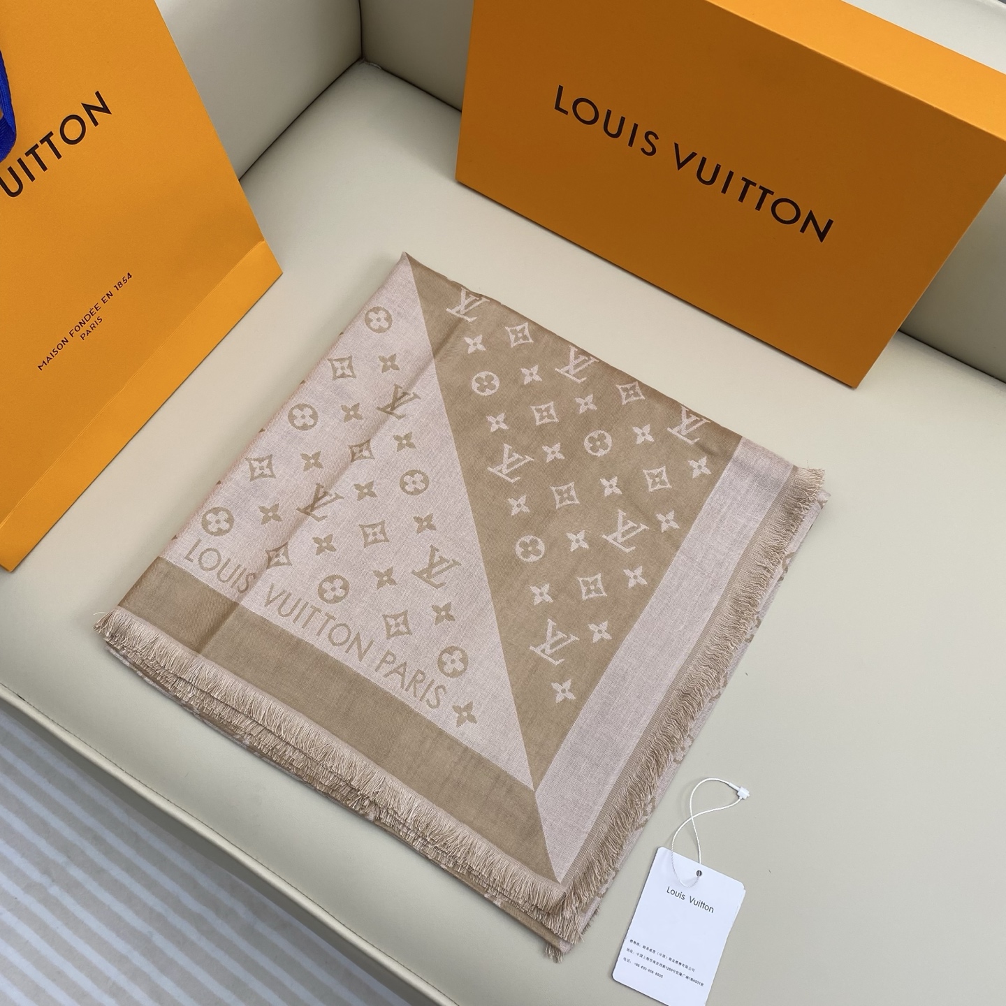 驴牌# Monogram Classic Shine【撞色提花140cm披肩围巾】 采用精湛提花工艺织就