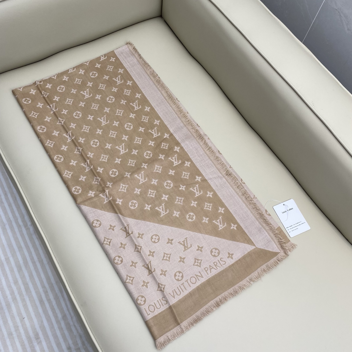 驴牌# Monogram Classic Shine【撞色提花140cm披肩围巾】 采用精湛提花工艺织就