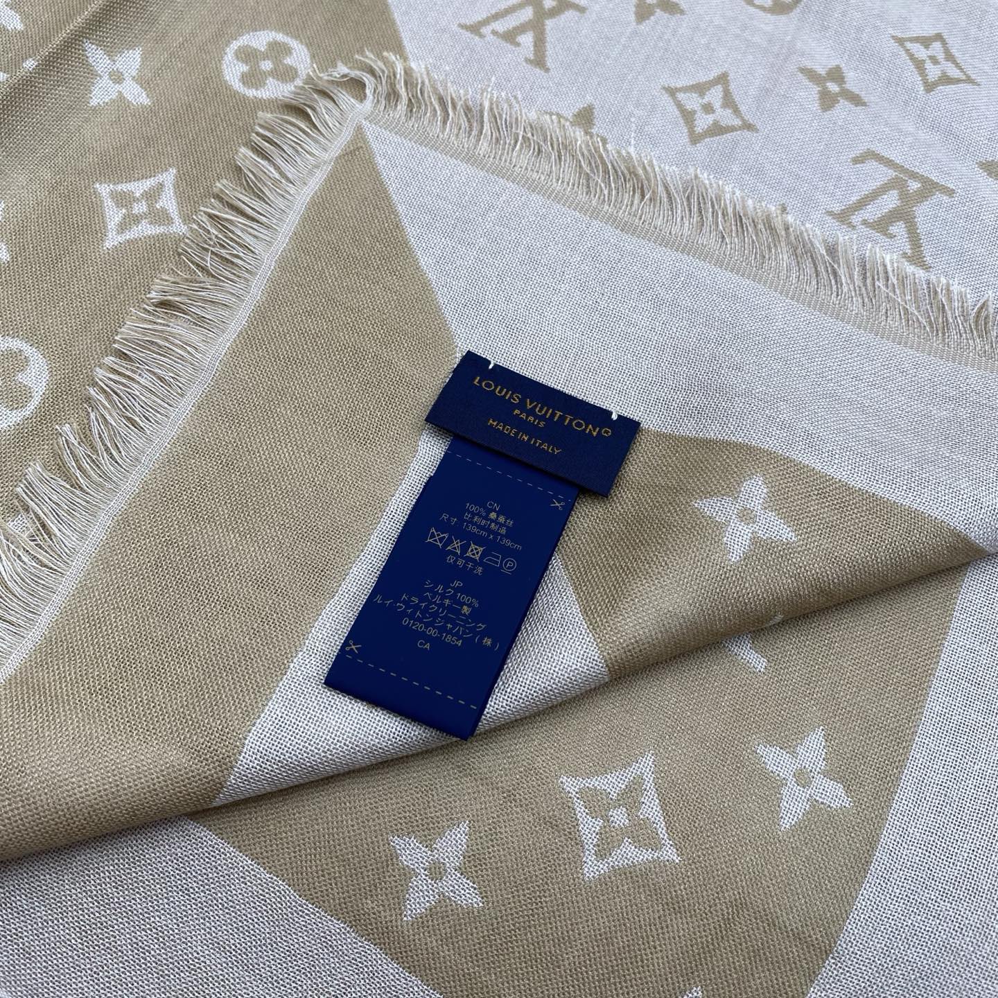 驴牌# Monogram Classic Shine【撞色提花140cm披肩围巾】 采用精湛提花工艺织就