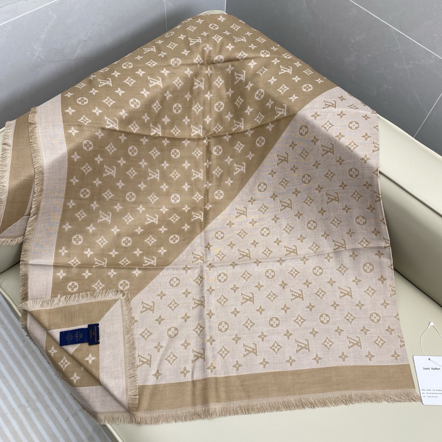 驴牌# Monogram Classic Shine【撞色提花140cm披肩围巾】 采用精湛提花工艺织就