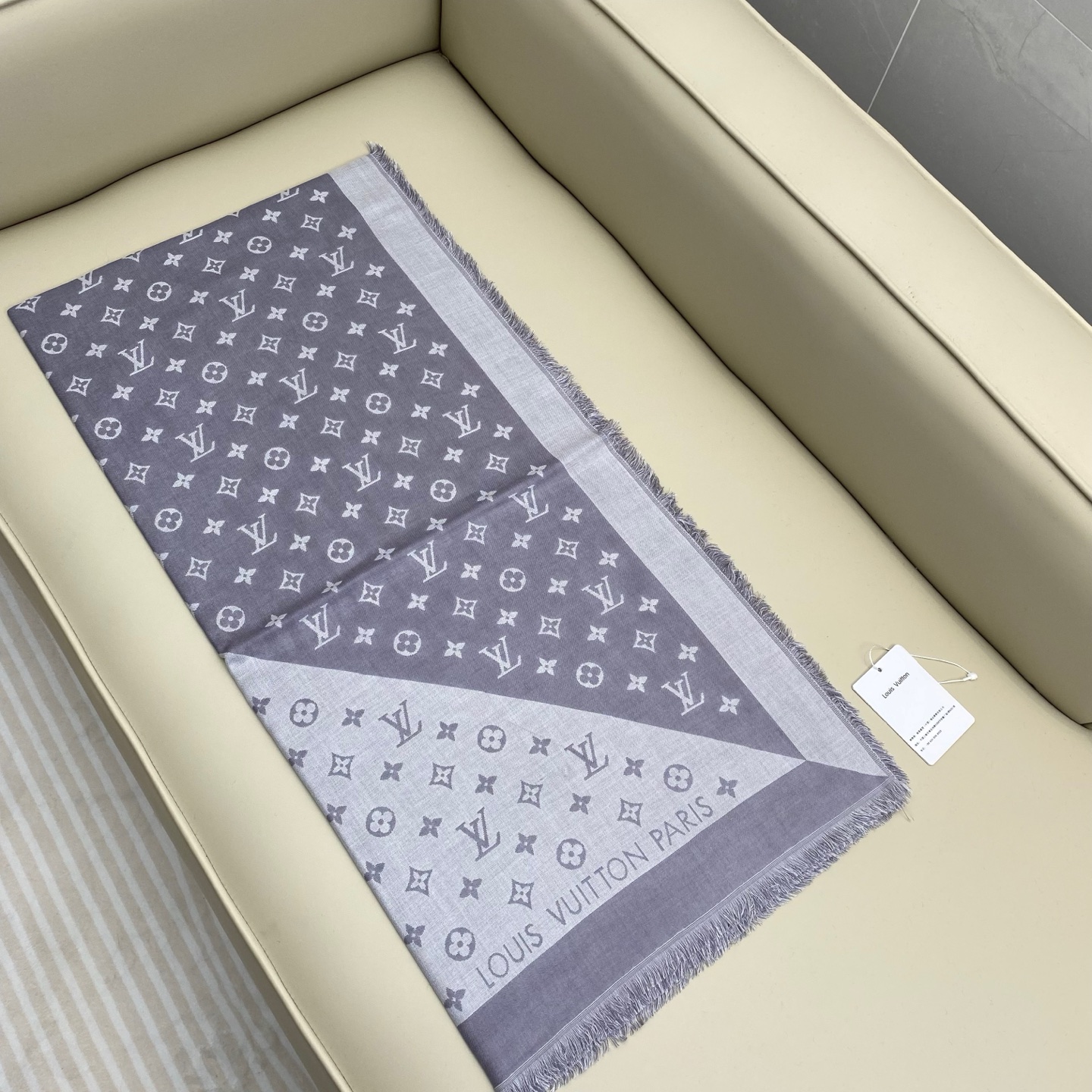 驴牌# Monogram Classic Shine【撞色提花140cm披肩围巾】 采用精湛提花工艺织就