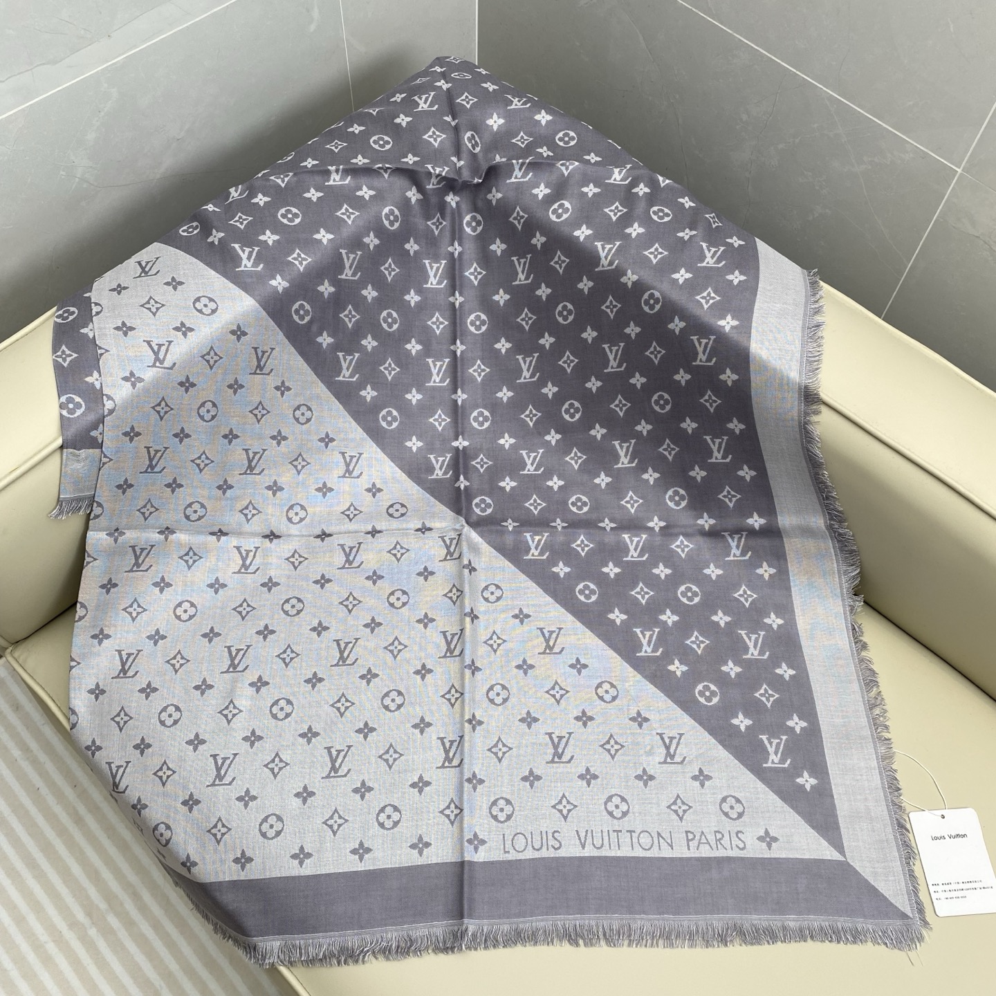 驴牌# Monogram Classic Shine【撞色提花140cm披肩围巾】 采用精湛提花工艺织就