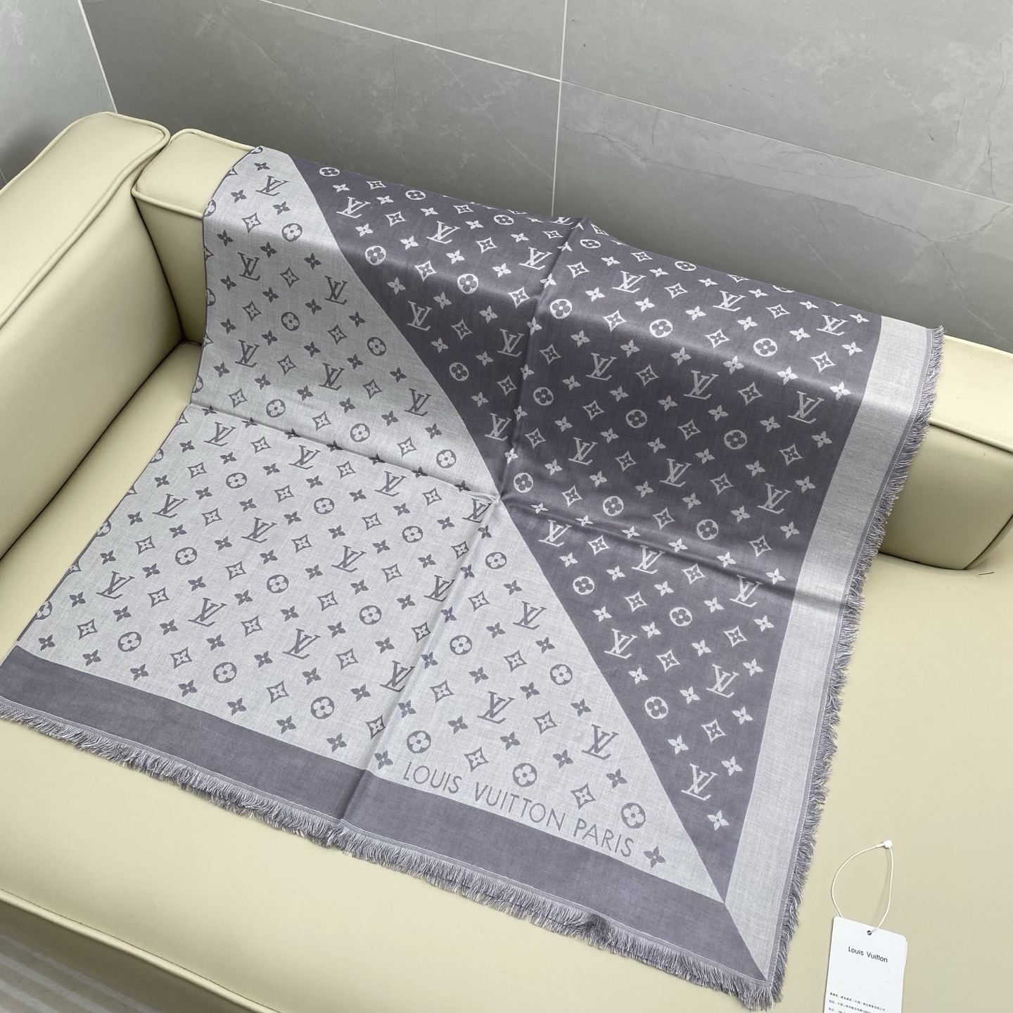 驴牌# Monogram Classic Shine【撞色提花140cm披肩围巾】 采用精湛提花工艺织就